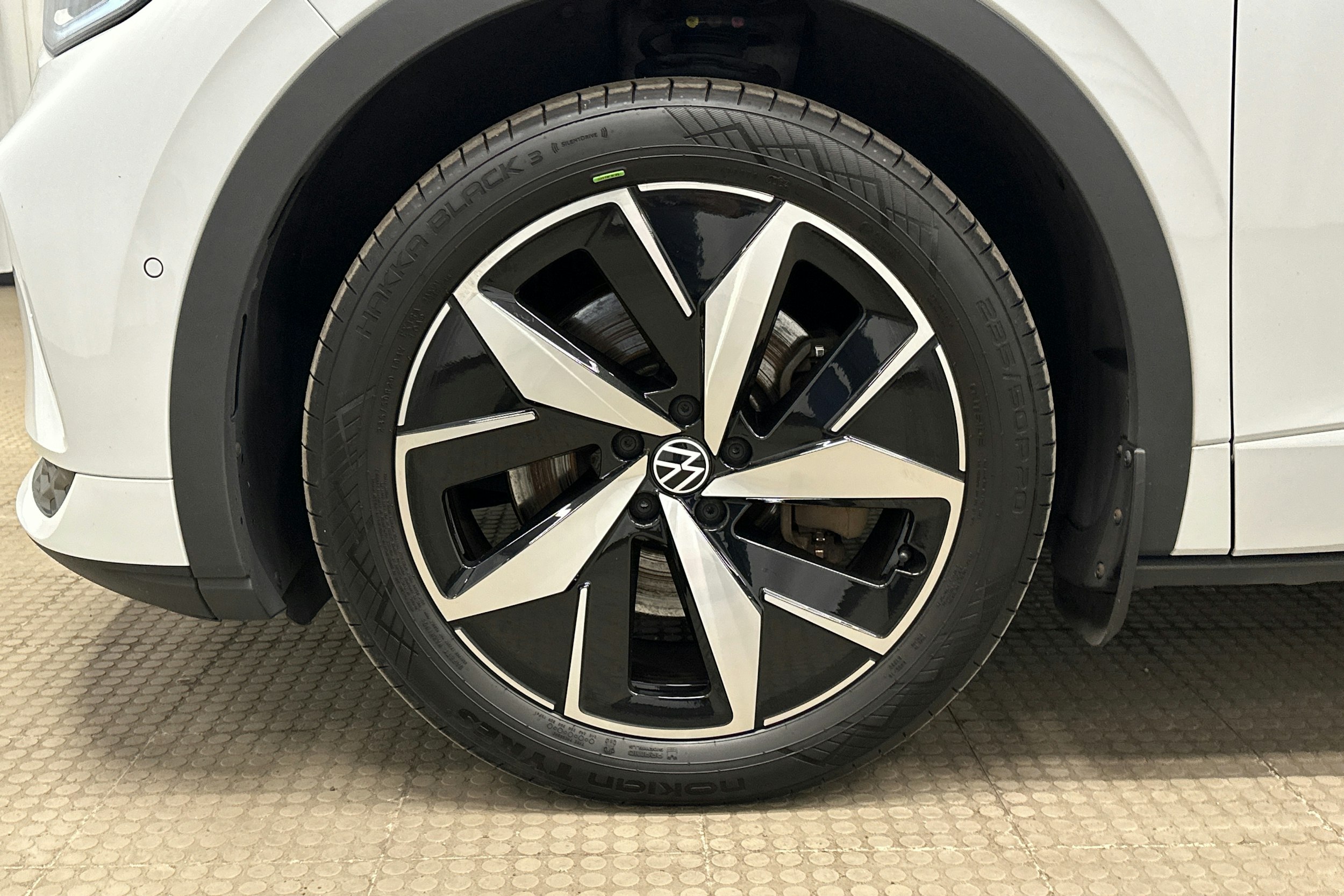 valkoinen Volkswagen ID.4 2023 kuva 11.