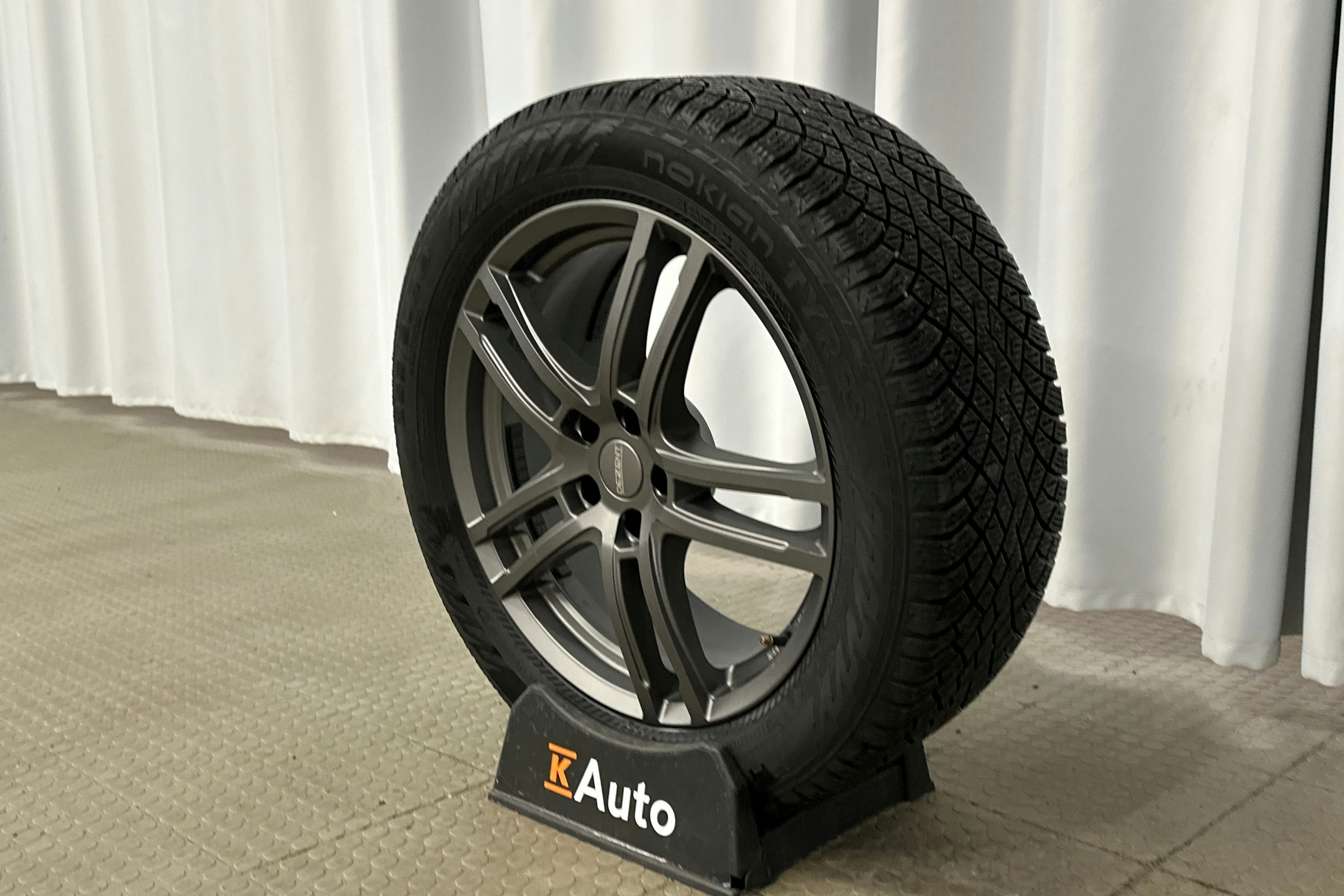 valkoinen Volkswagen ID.4 2023 kuva 13.