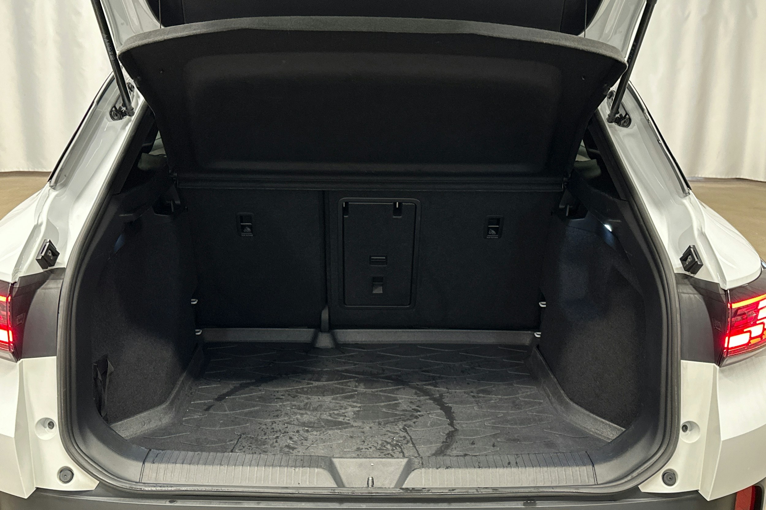 valkoinen Volkswagen ID.4 2023 kuva 14.