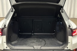 valkoinen Volkswagen ID.4 2023 kuva 14.