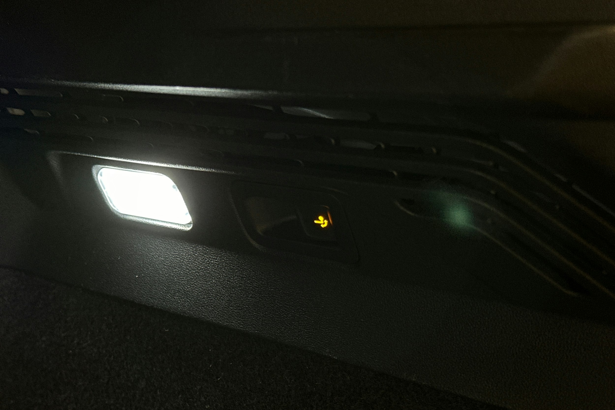 valkoinen Volkswagen ID.4 2023 kuva 15.