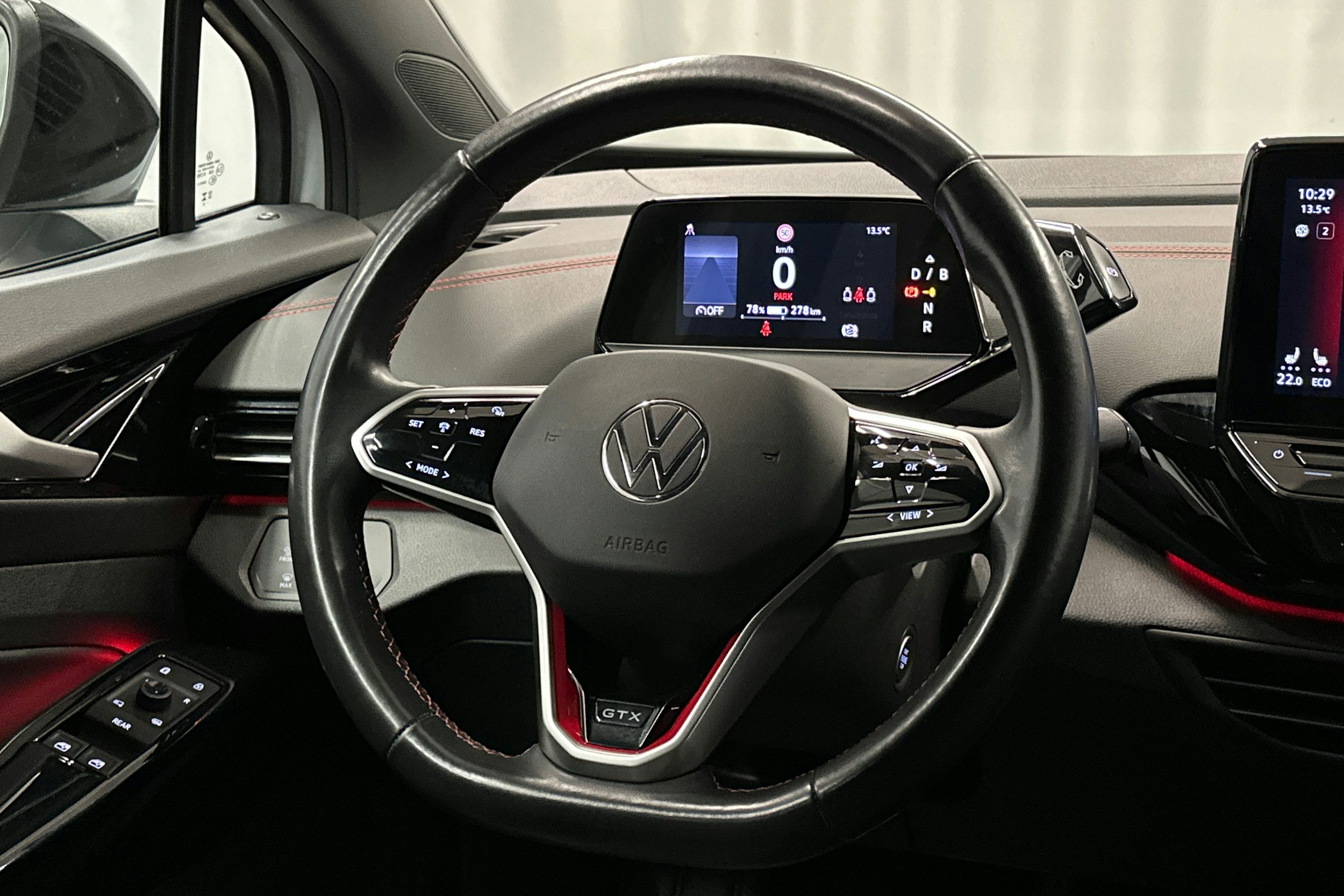 valkoinen Volkswagen ID.4 2023 kuva 16.