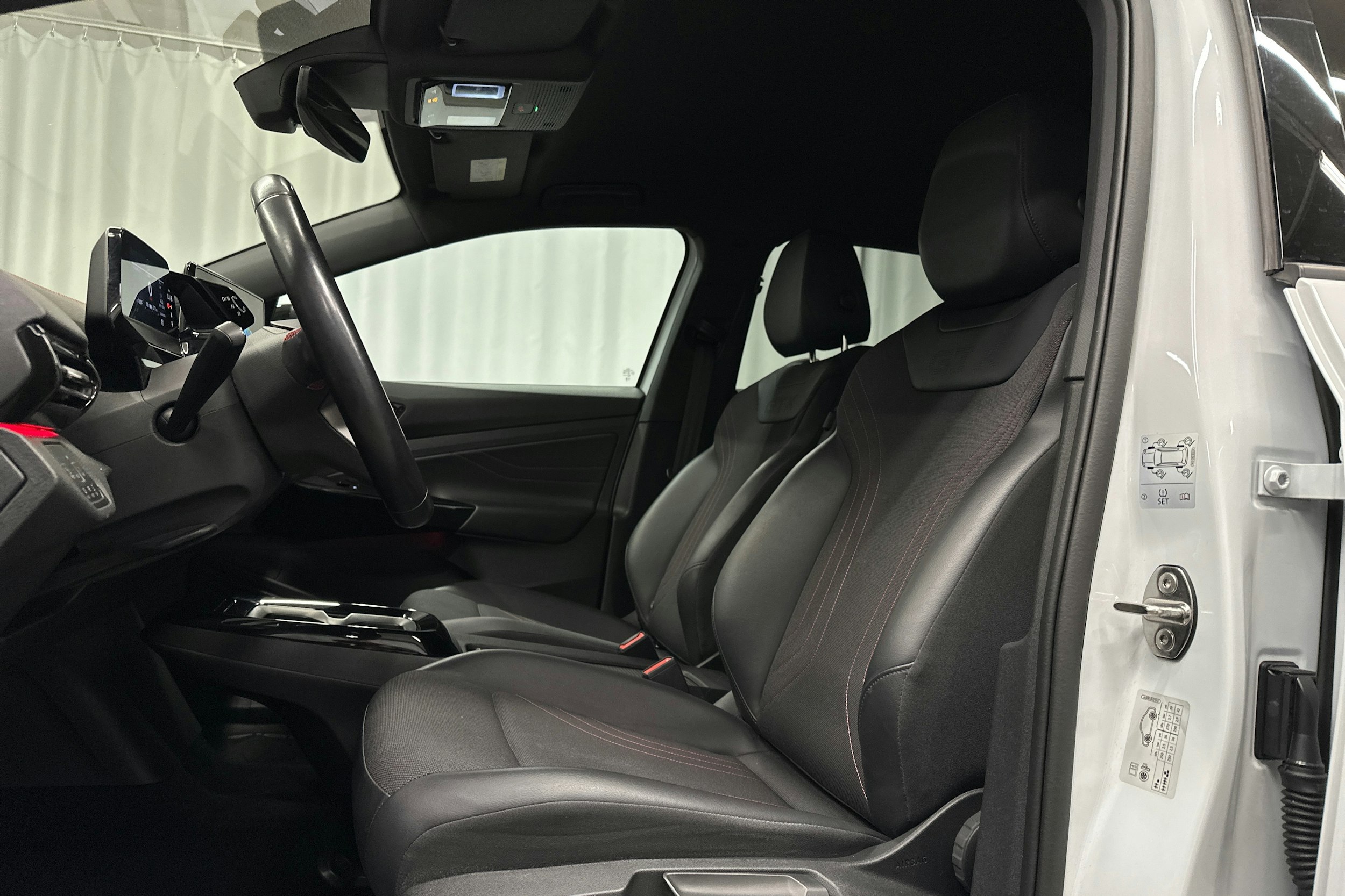 valkoinen Volkswagen ID.4 2023 kuva 17.