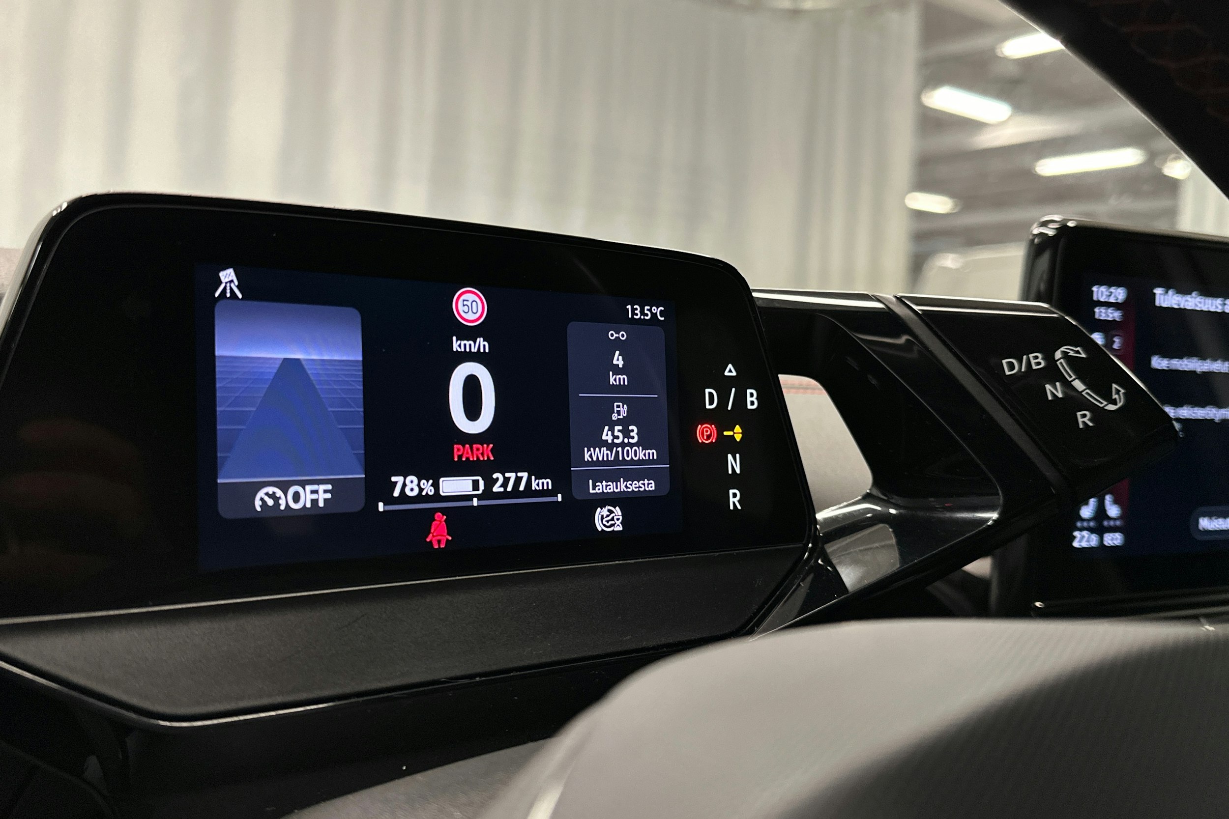 valkoinen Volkswagen ID.4 2023 kuva 18.