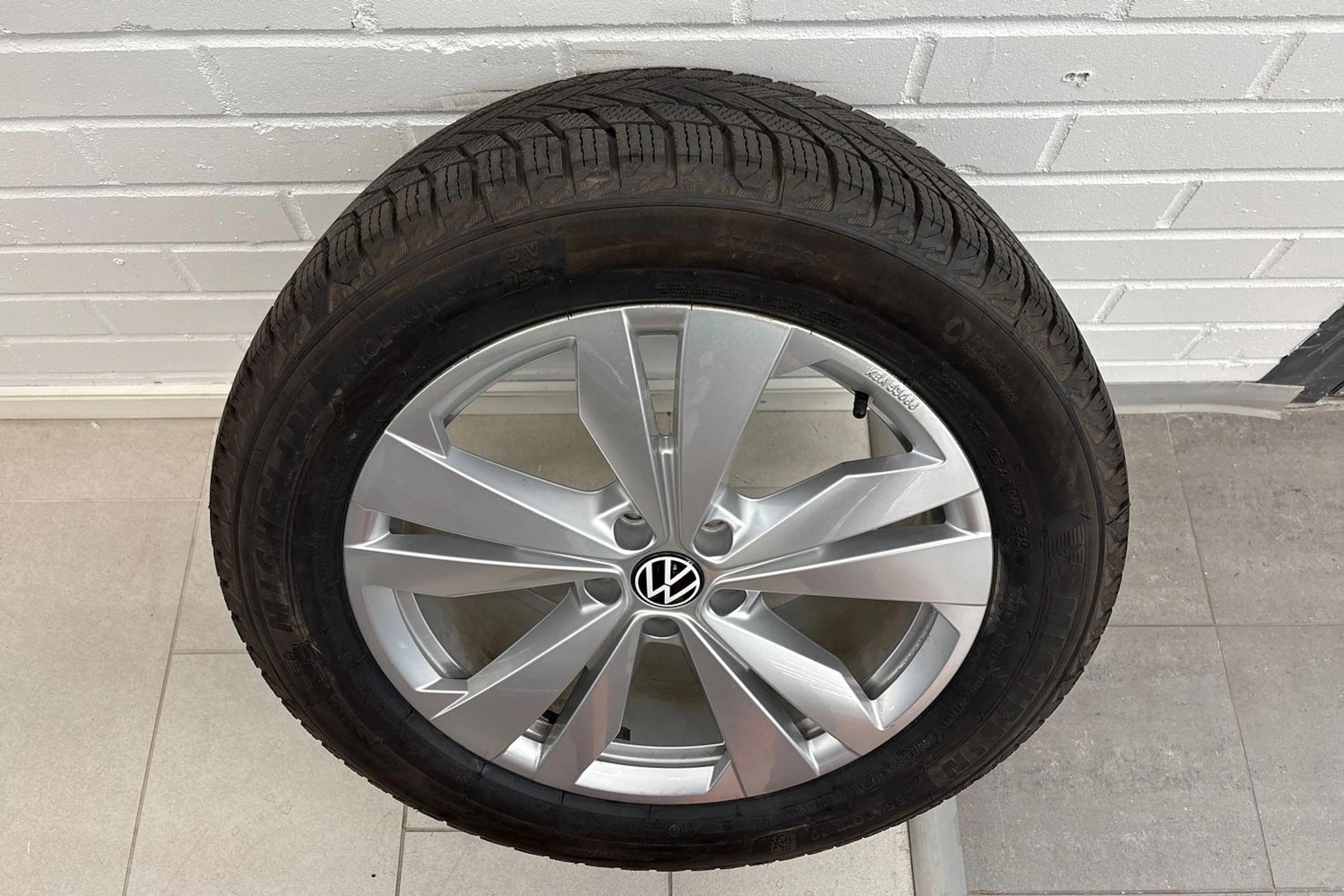 punainen Volkswagen ID.4 2023 kuva 10.