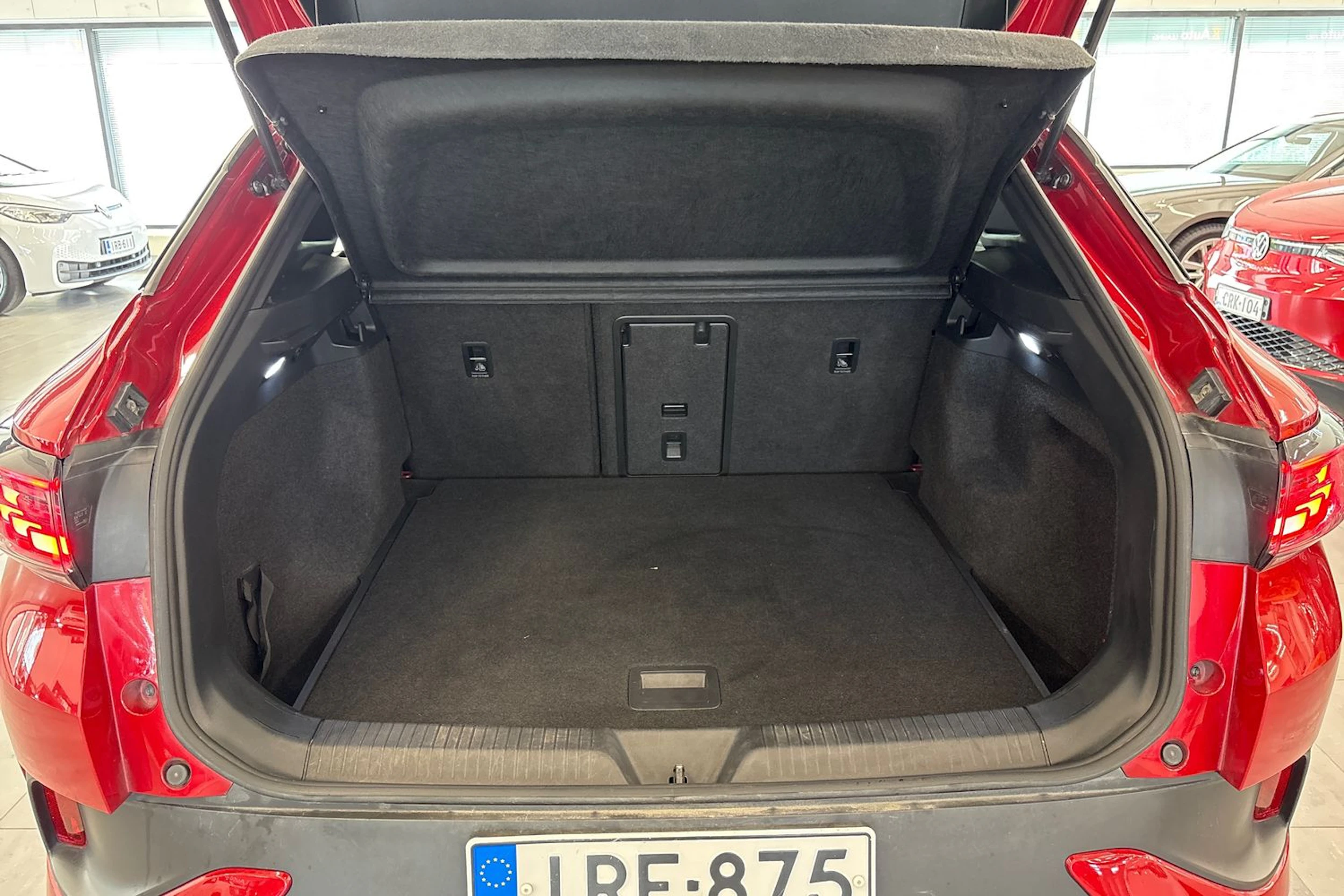 punainen Volkswagen ID.4 2023 kuva 15.