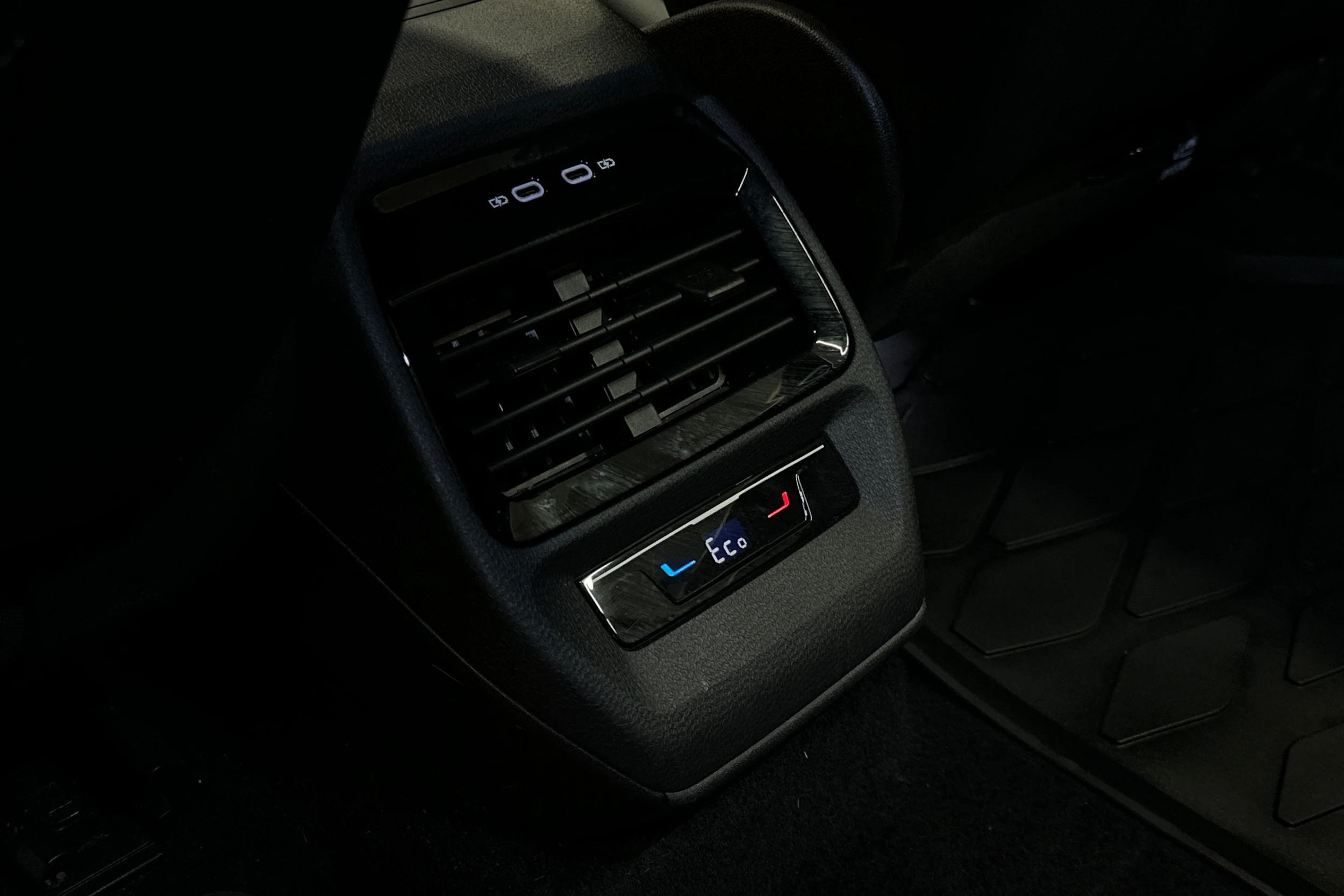 harmaa Volkswagen ID.4 2023 kuva 33.