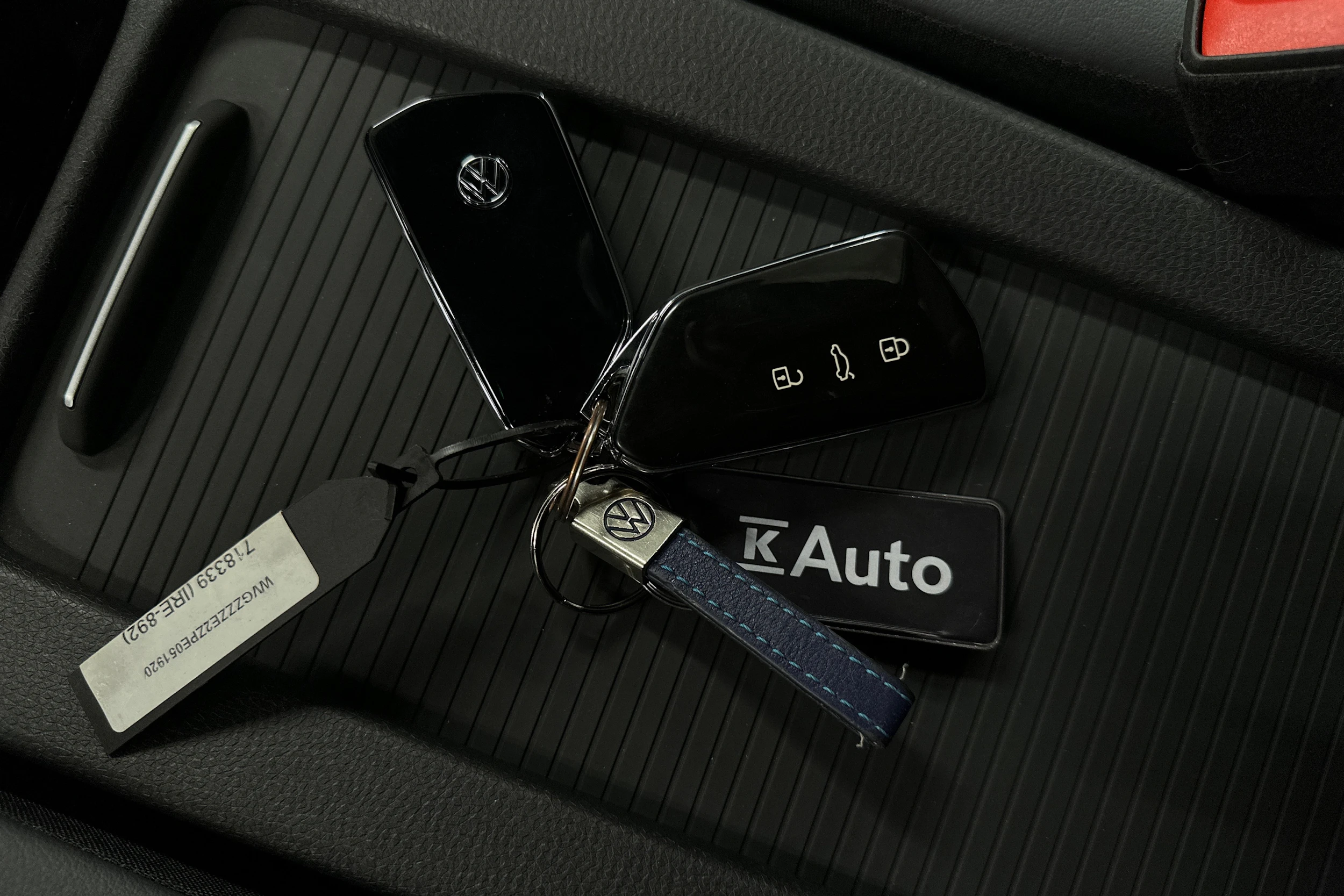 harmaa Volkswagen ID.4 2023 kuva 37.
