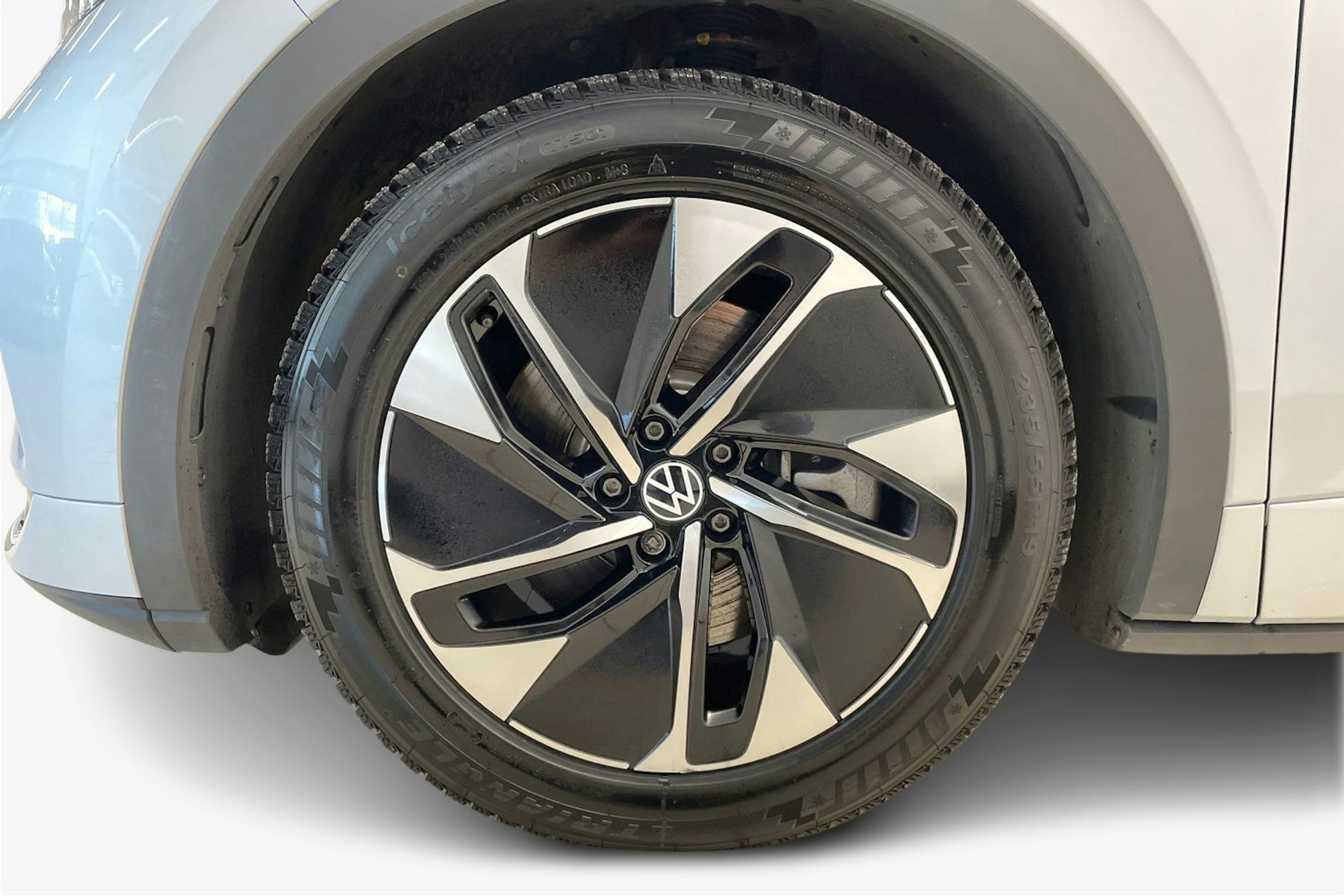 Harmaa Volkswagen ID.4 2023 kuva 9.