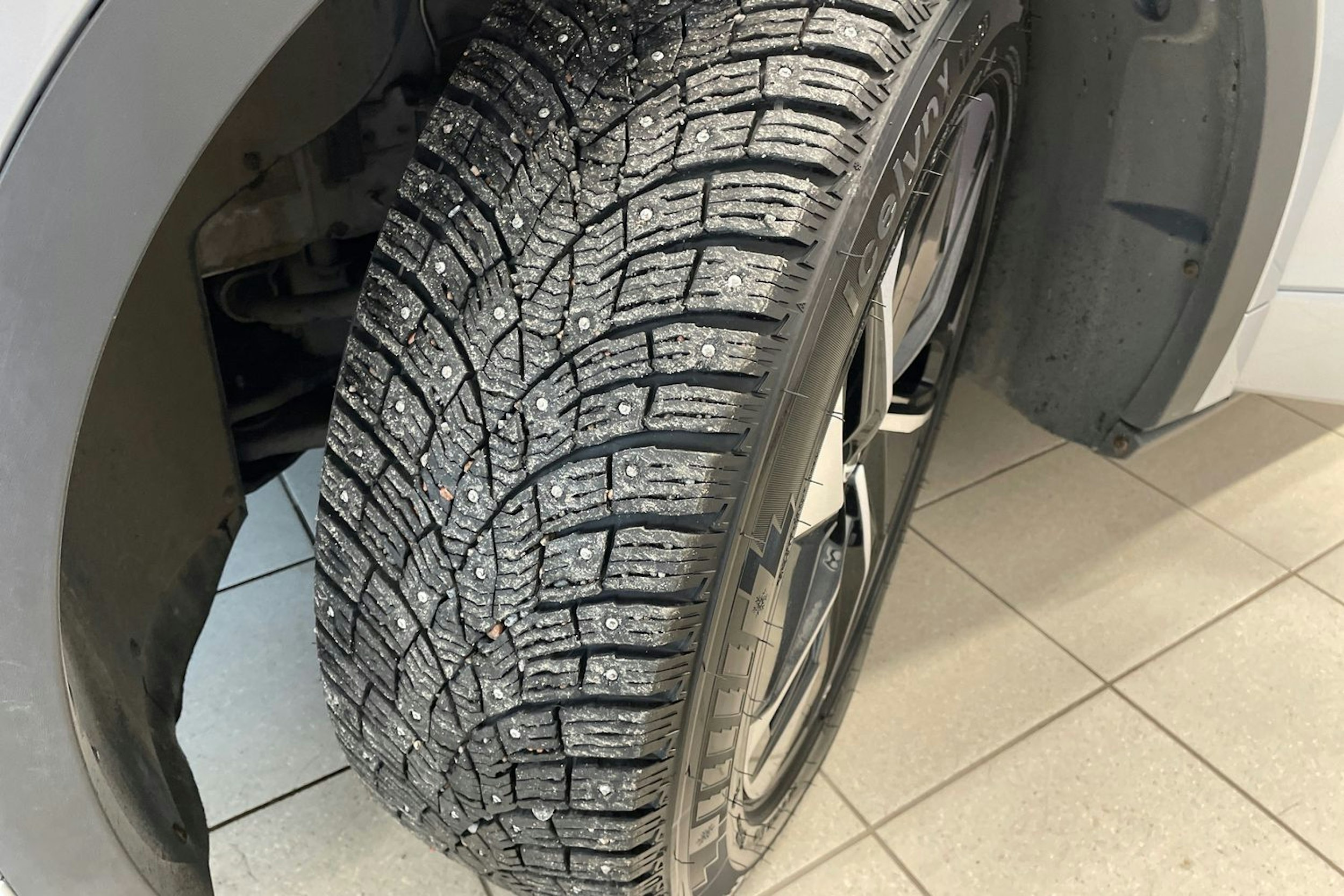 Harmaa Volkswagen ID.4 2023 kuva 10.