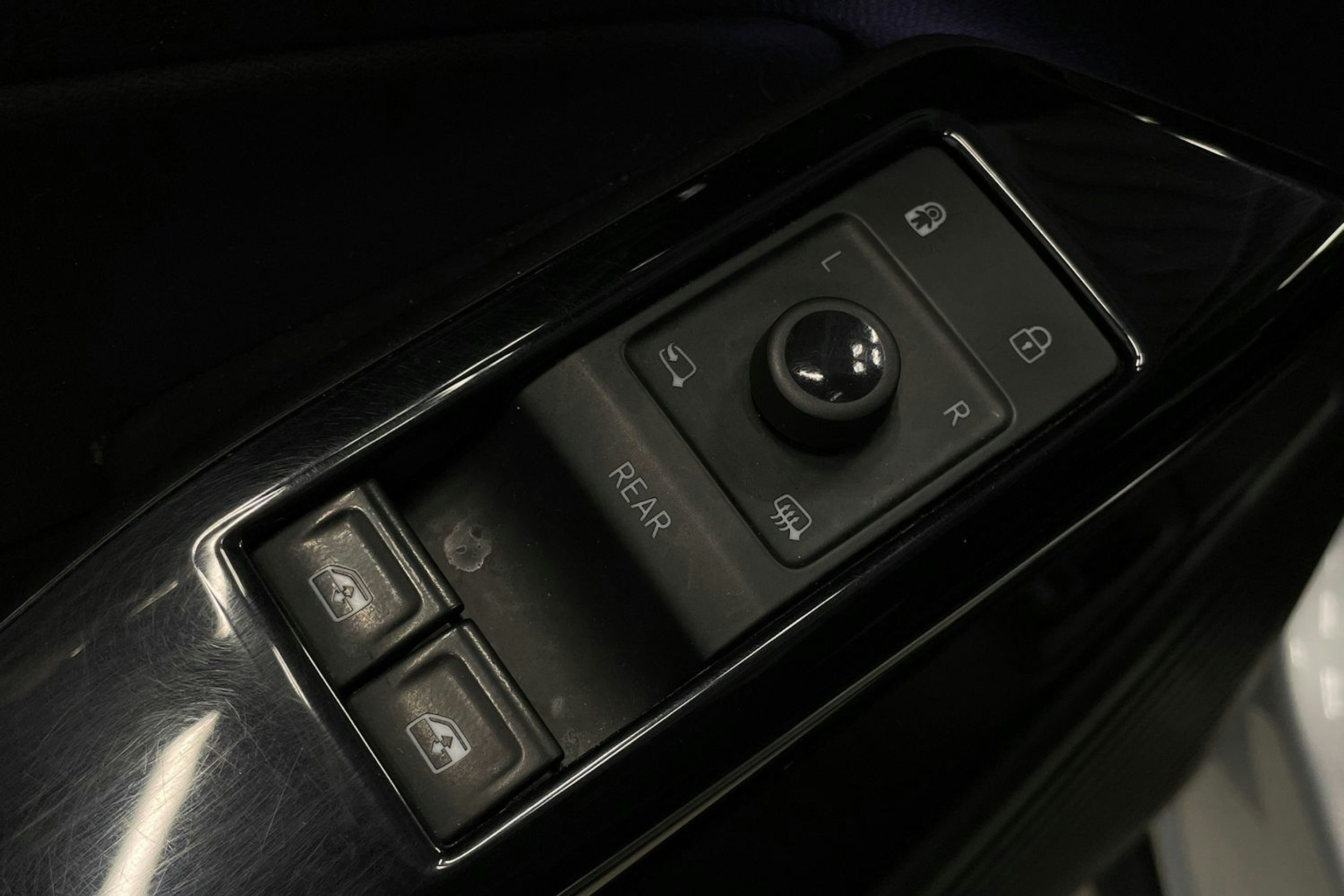 Harmaa Volkswagen ID.4 2023 kuva 11.