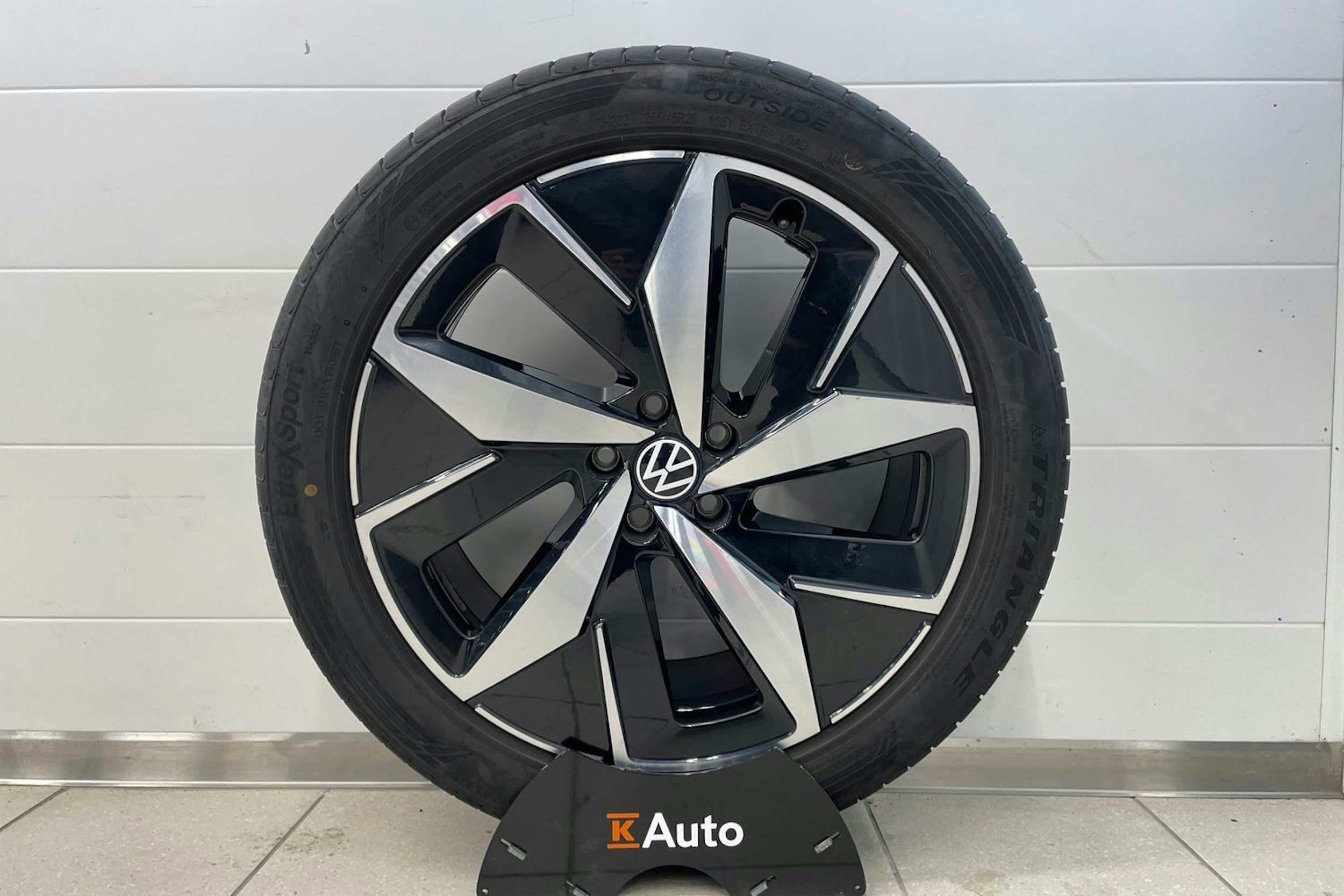 Harmaa Volkswagen ID.4 2023 kuva 21.