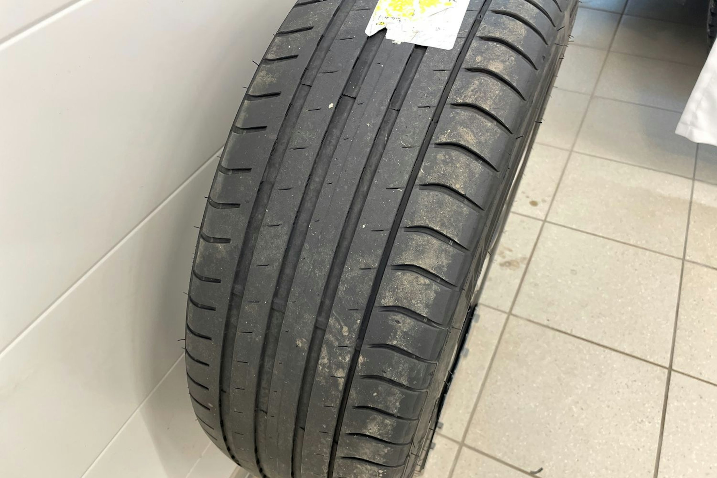 Harmaa Volkswagen ID.4 2023 kuva 22.