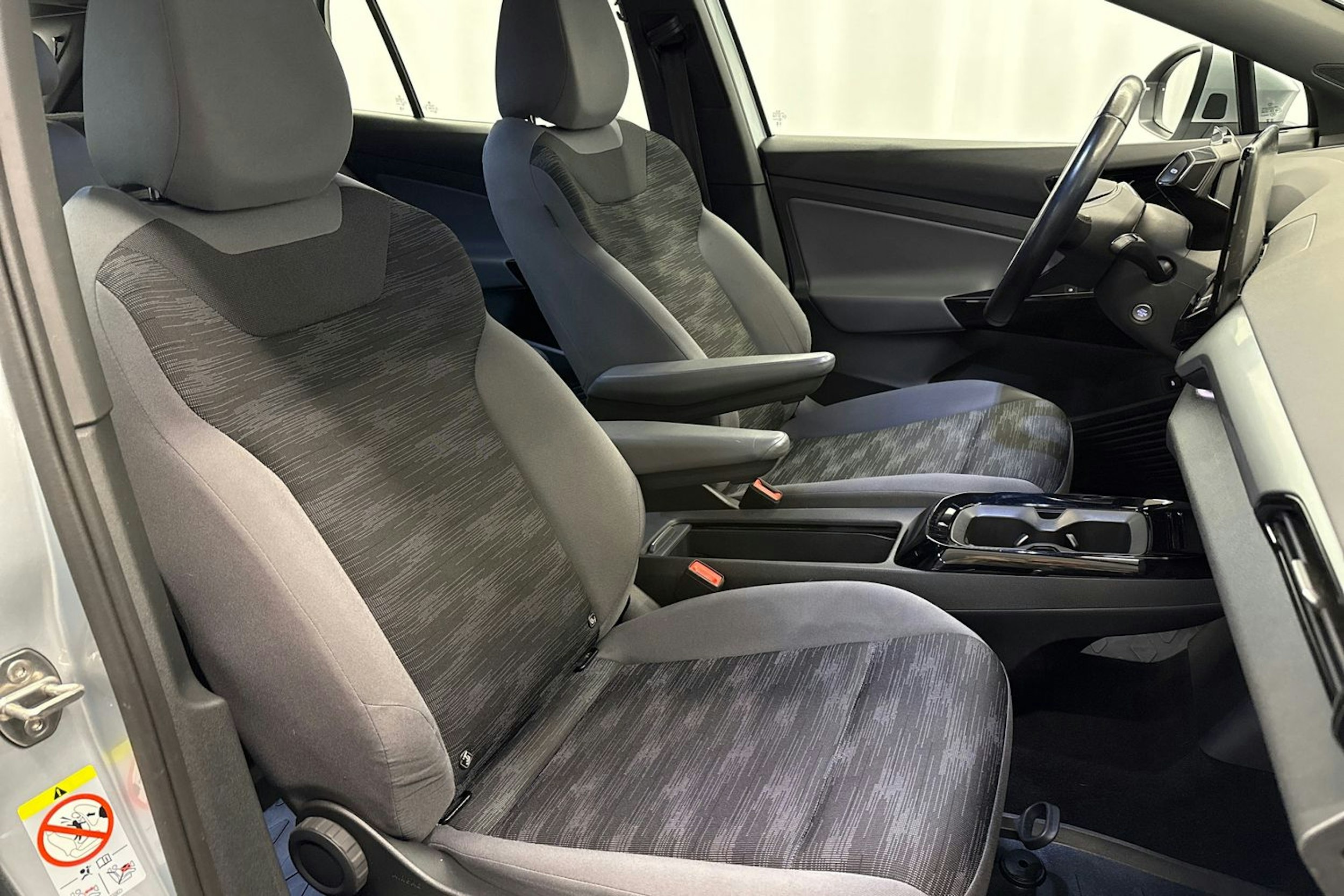 Harmaa Volkswagen ID.4 2023 kuva 16.