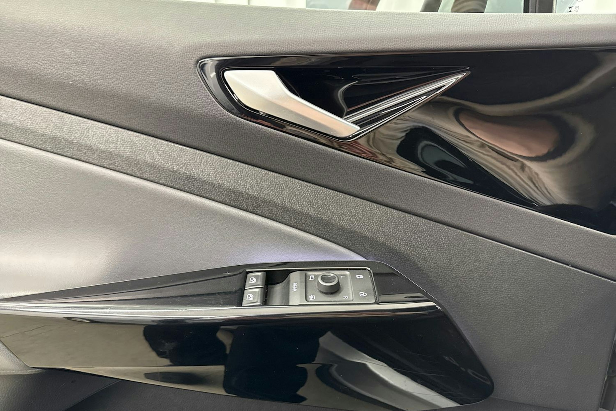 Harmaa Volkswagen ID.4 2023 kuva 17.