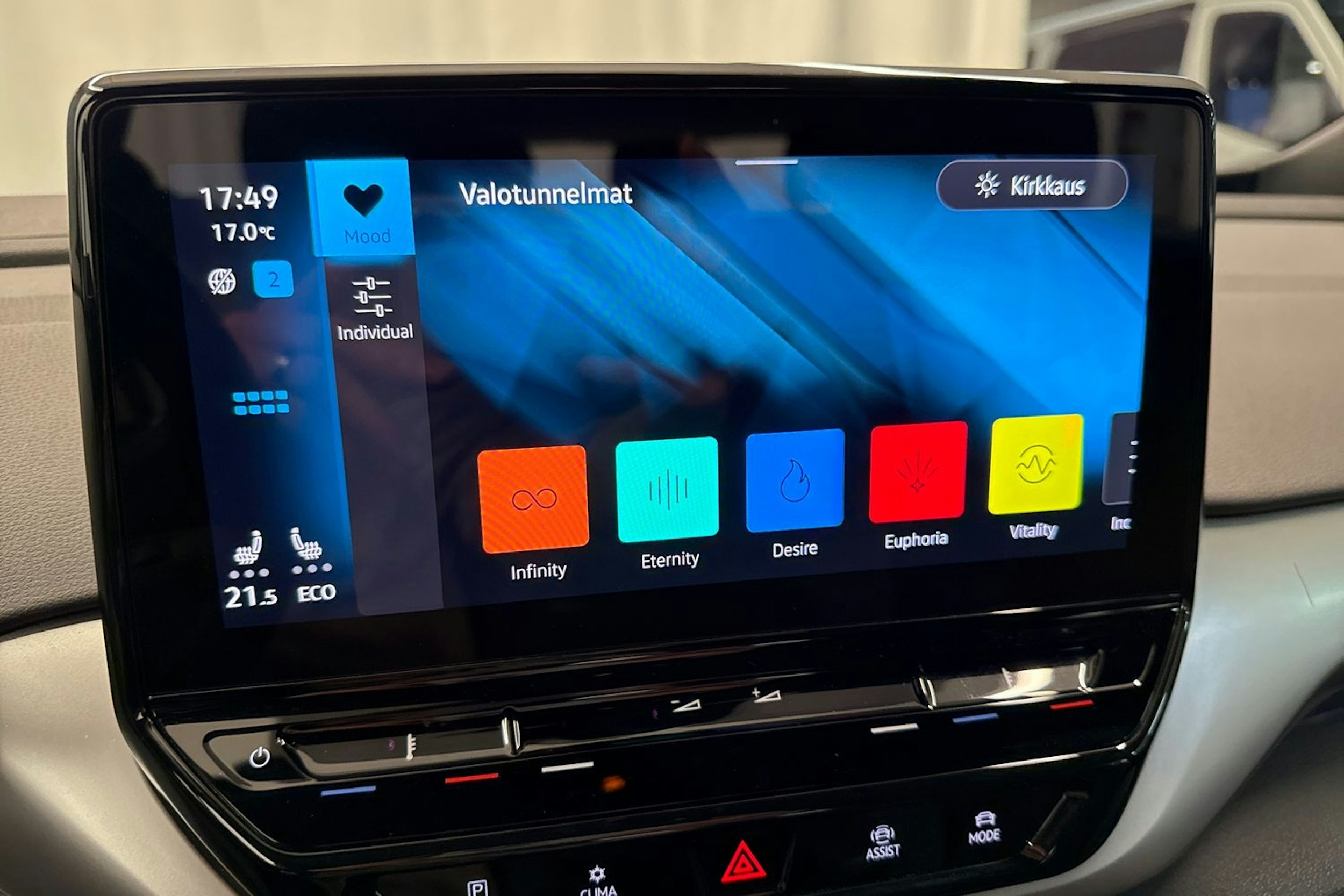 Harmaa Volkswagen ID.4 2023 kuva 24.