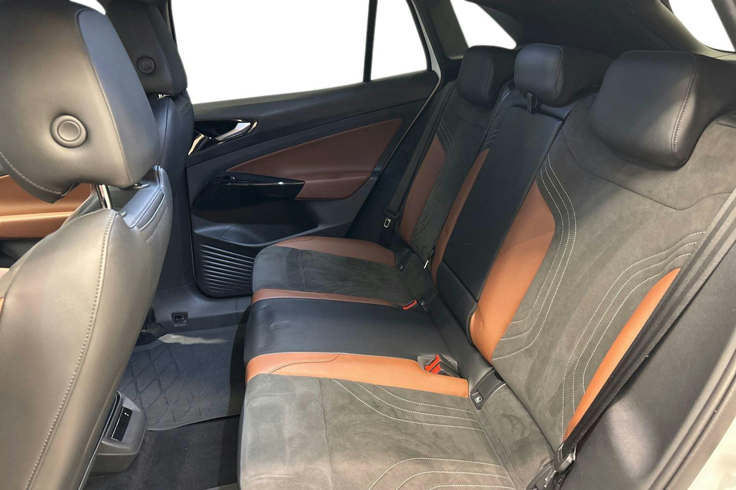 valkoinen Volkswagen ID.4 2023 kuva 10.