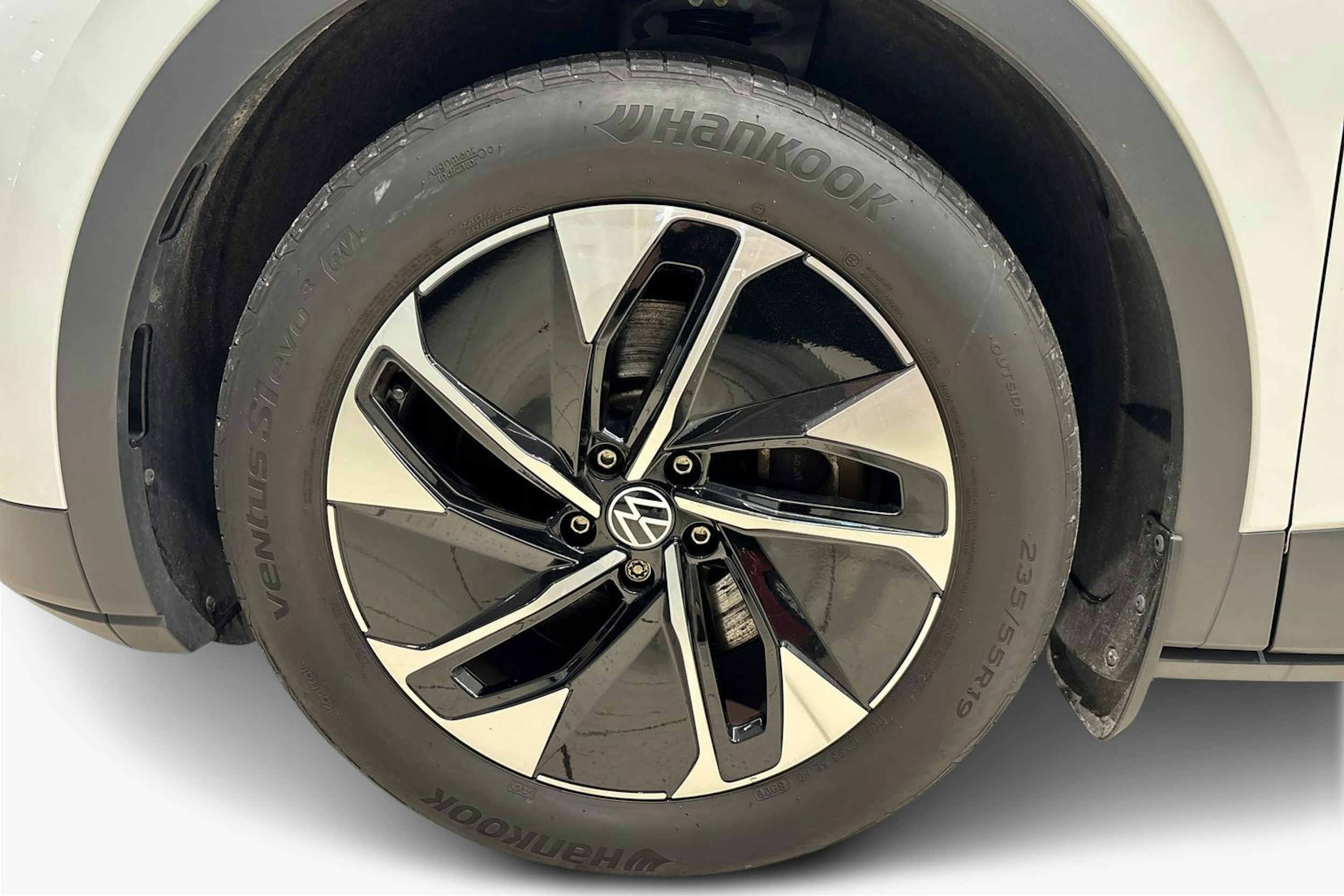 valkoinen Volkswagen ID.4 2023 kuva 11.