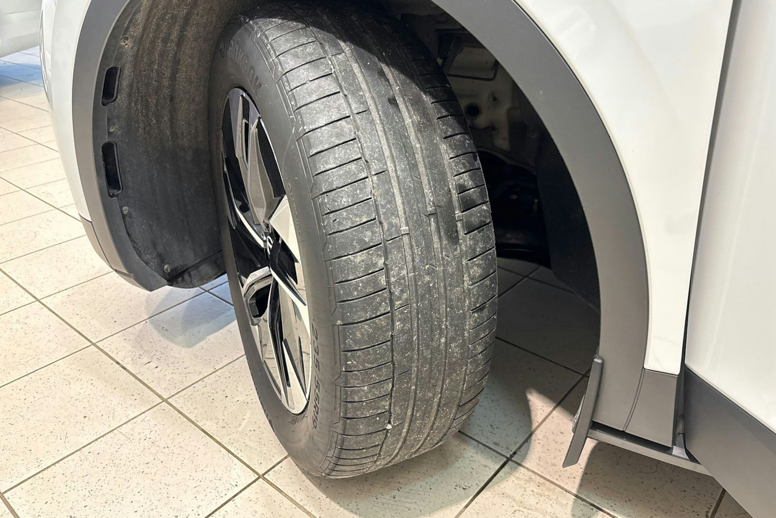 valkoinen Volkswagen ID.4 2023 kuva 13.