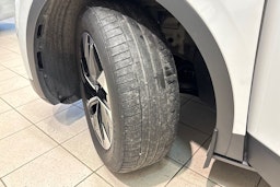 valkoinen Volkswagen ID.4 2023 kuva 13.