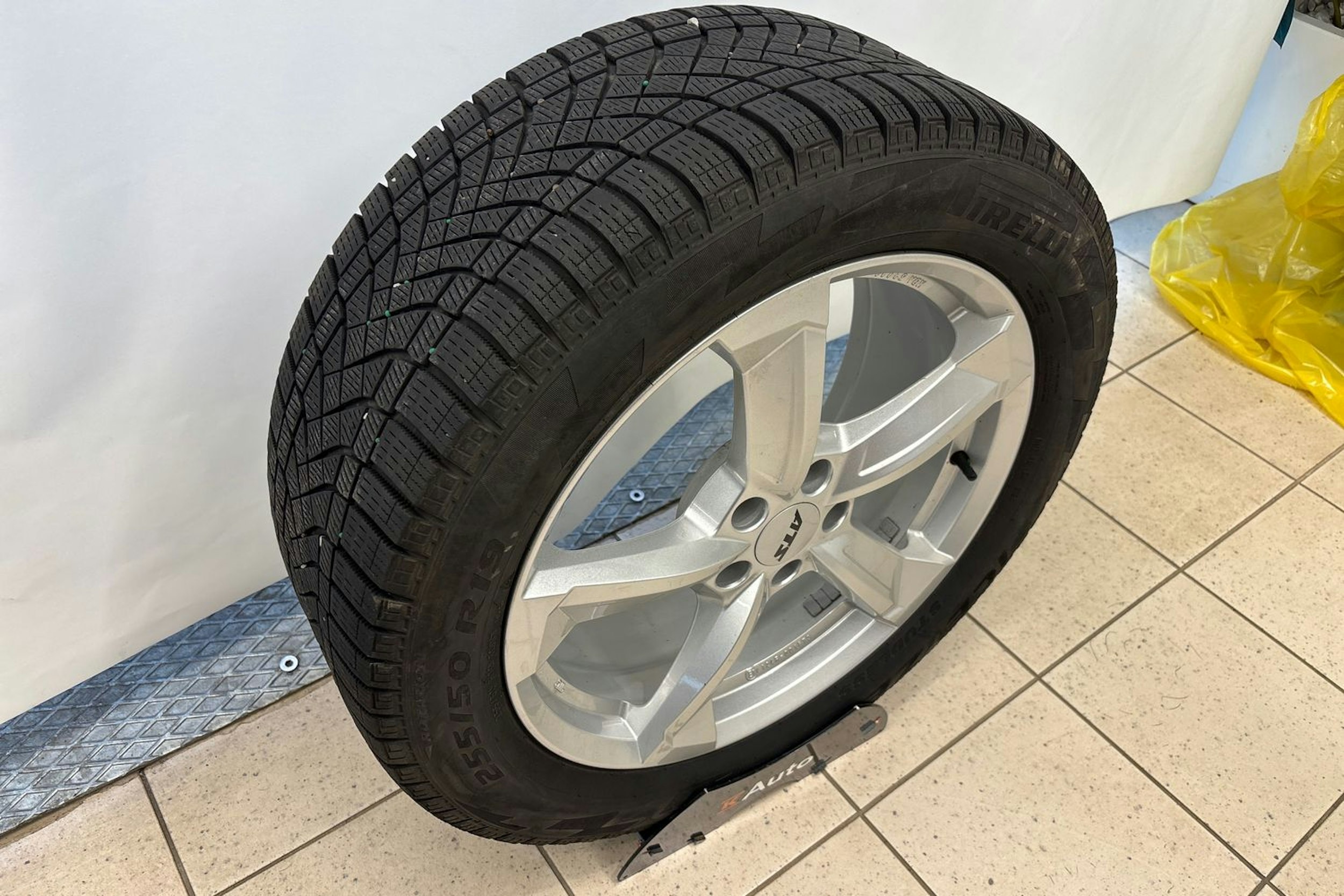 valkoinen Volkswagen ID.4 2023 kuva 14.