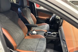 valkoinen Volkswagen ID.4 2023 kuva 16.