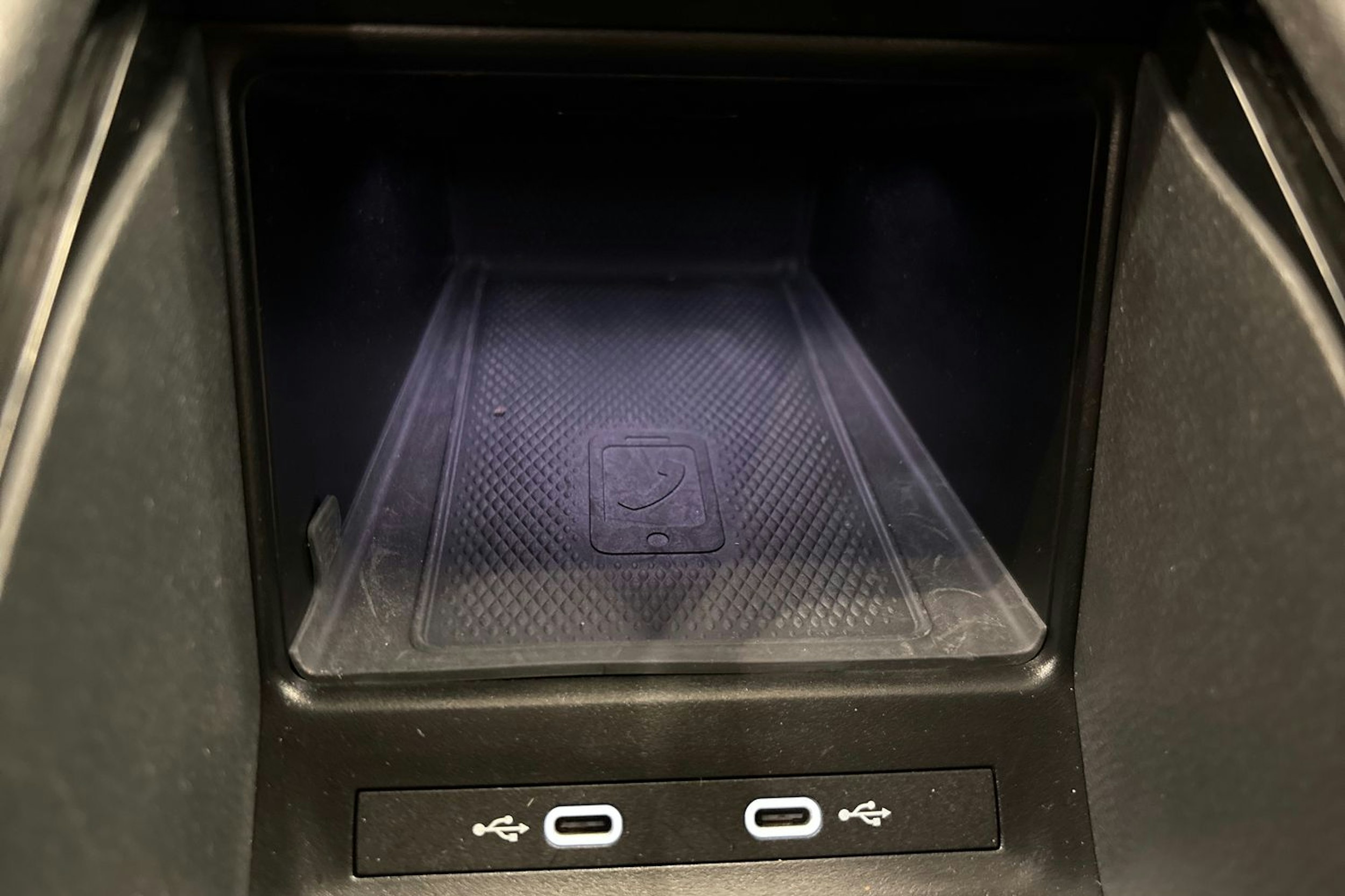 valkoinen Volkswagen ID.4 2023 kuva 26.