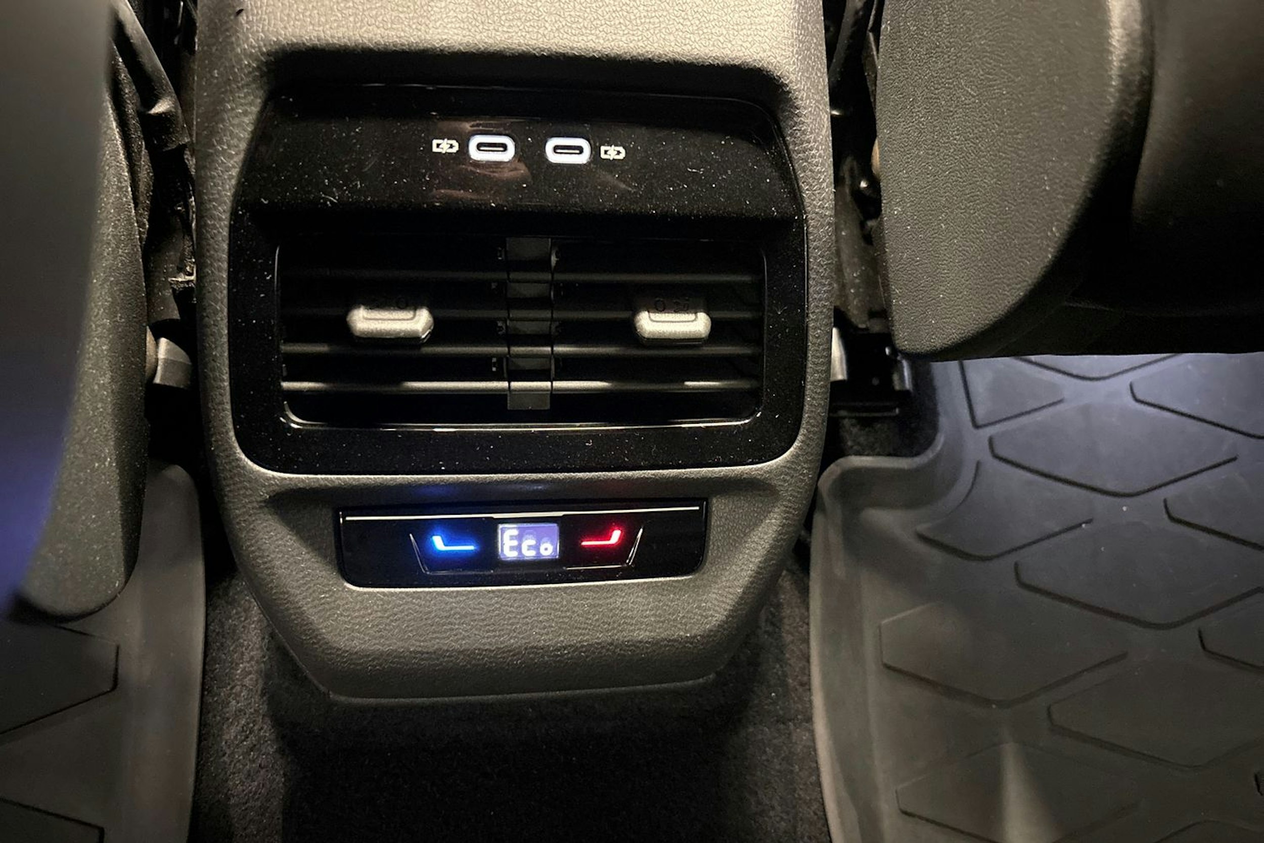 valkoinen Volkswagen ID.4 2023 kuva 28.