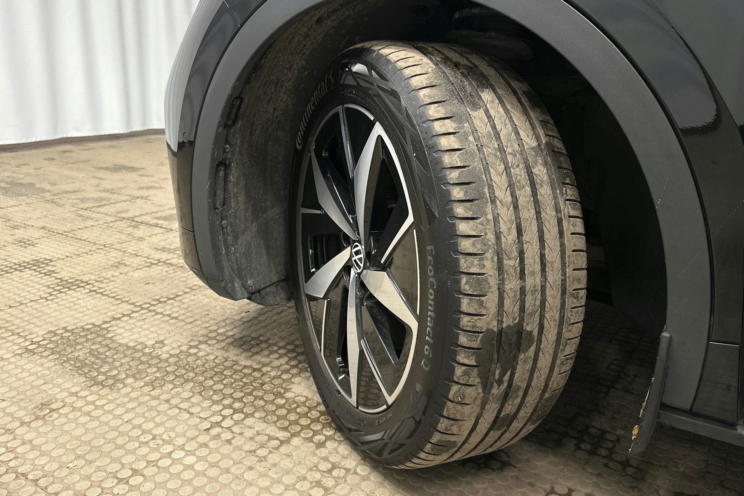 musta Volkswagen ID.4 2023 kuva 13.