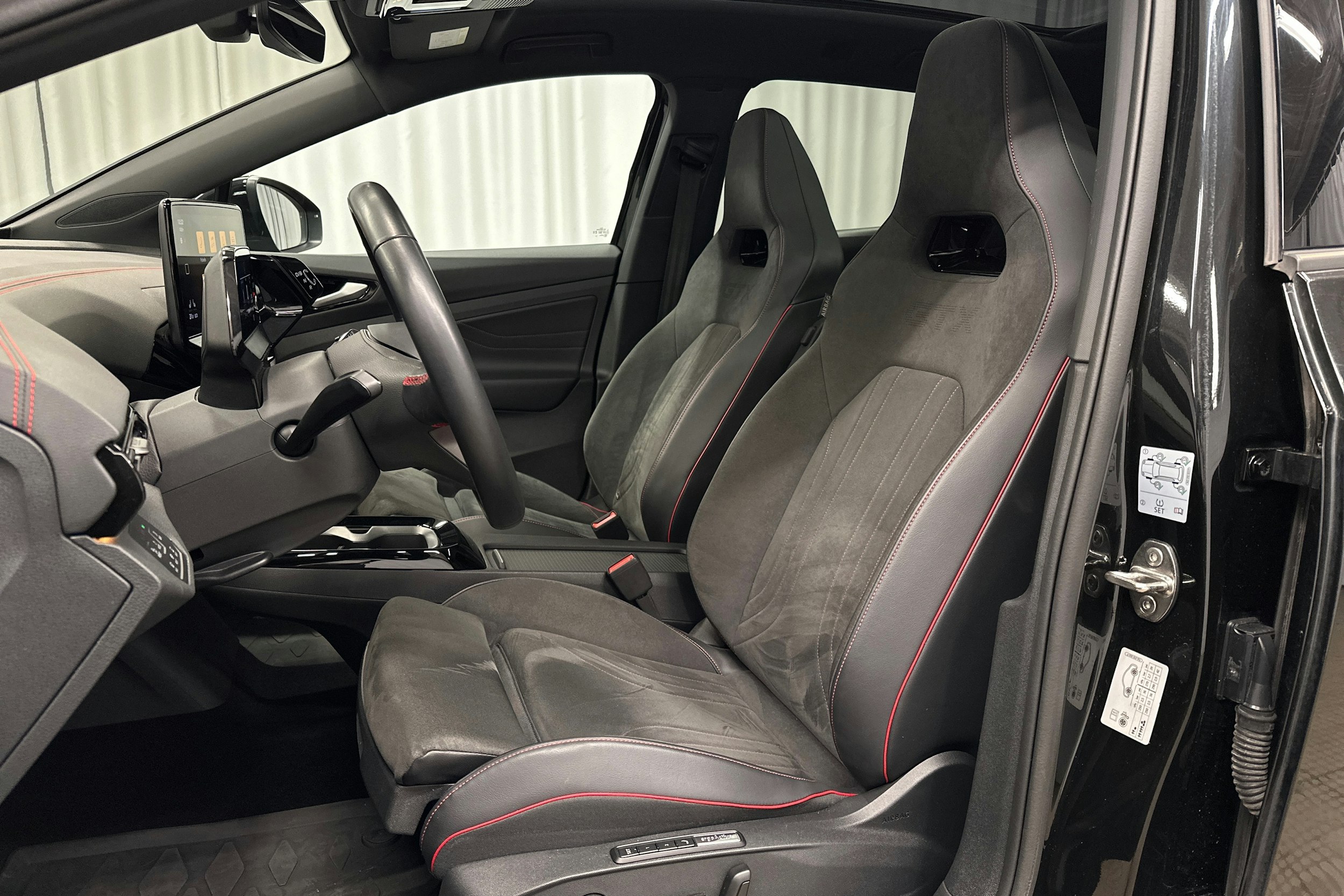 musta Volkswagen ID.4 2023 kuva 17.