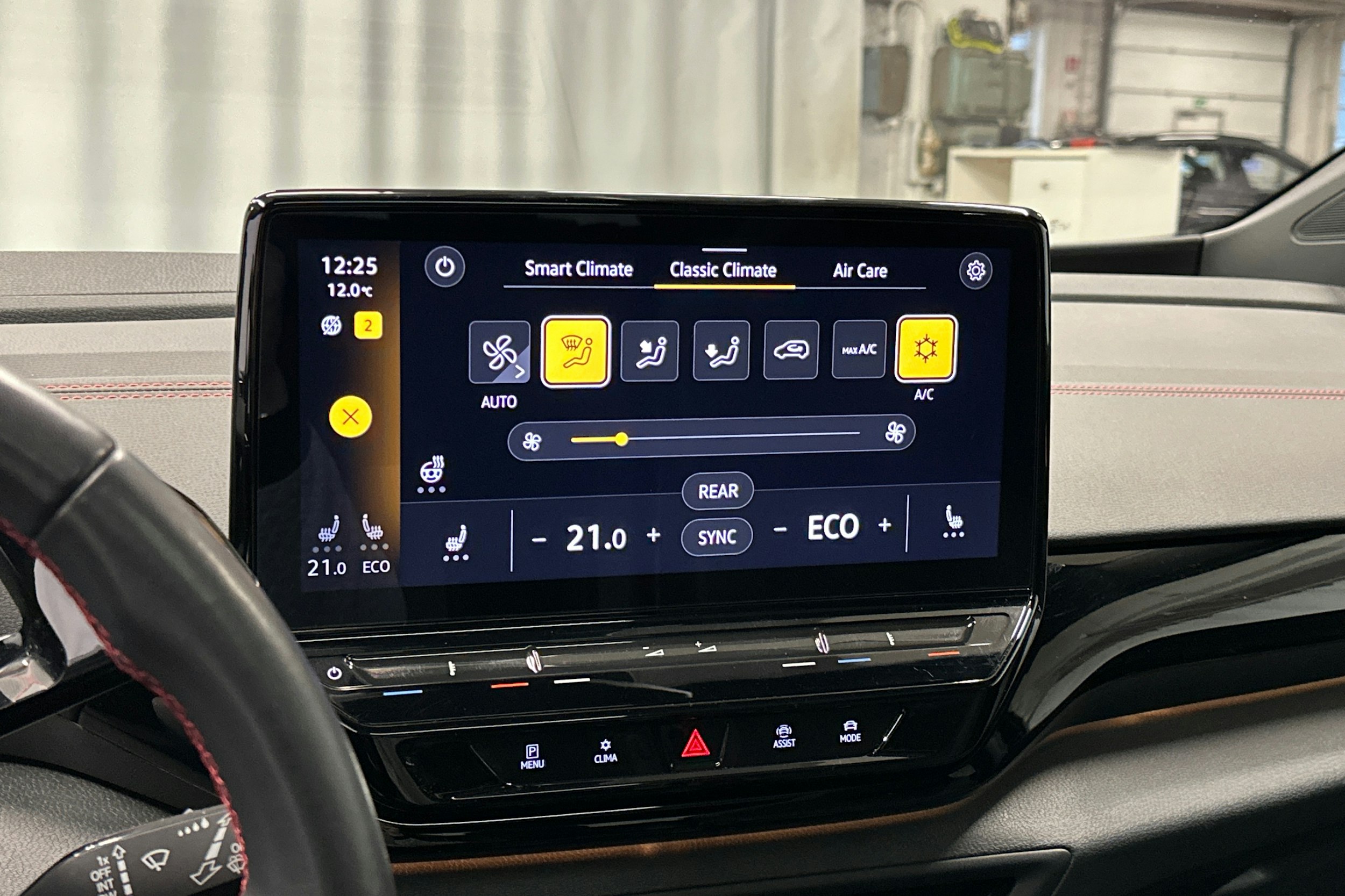 musta Volkswagen ID.4 2023 kuva 32.