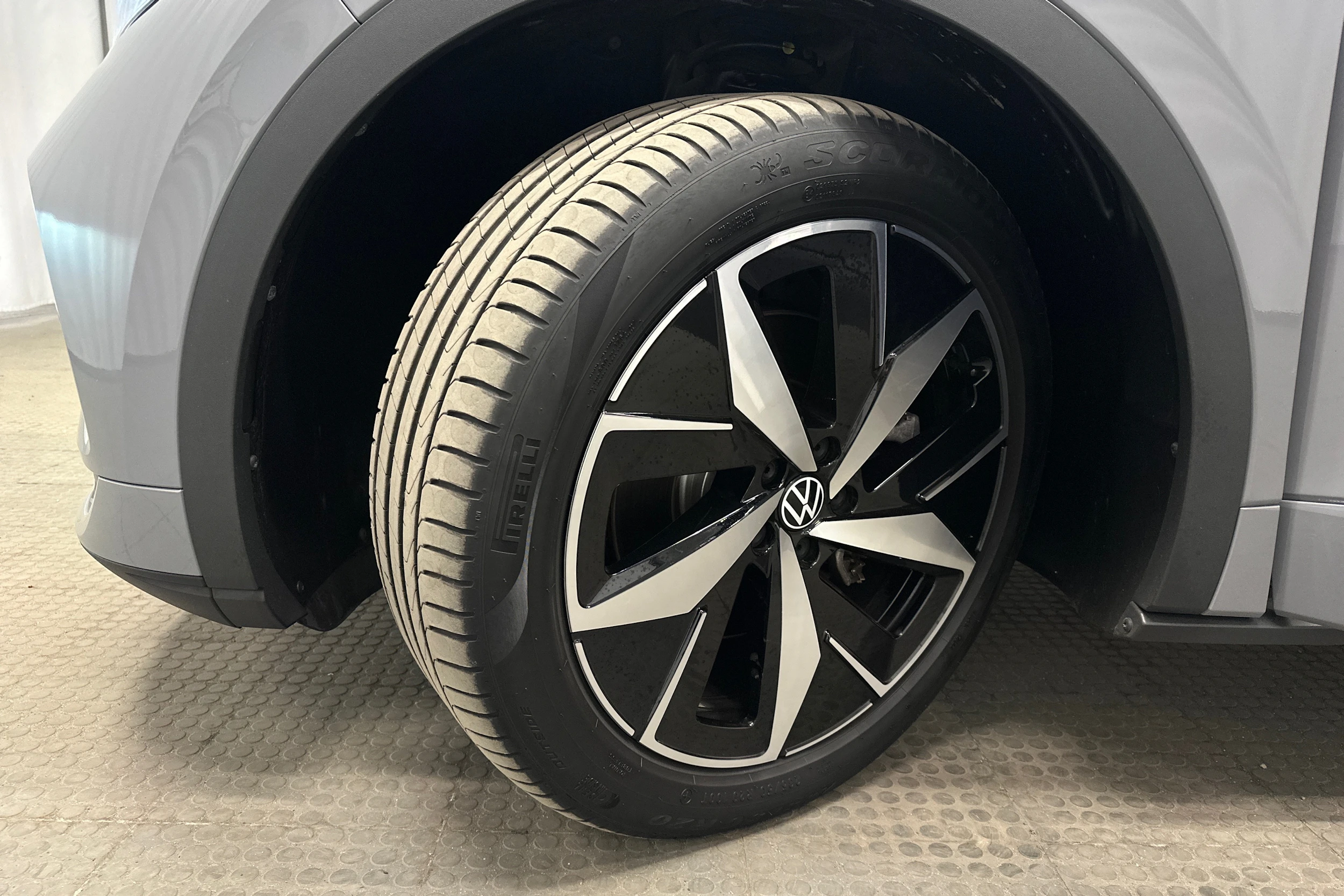 harmaa Volkswagen ID.4 2023 kuva 10.