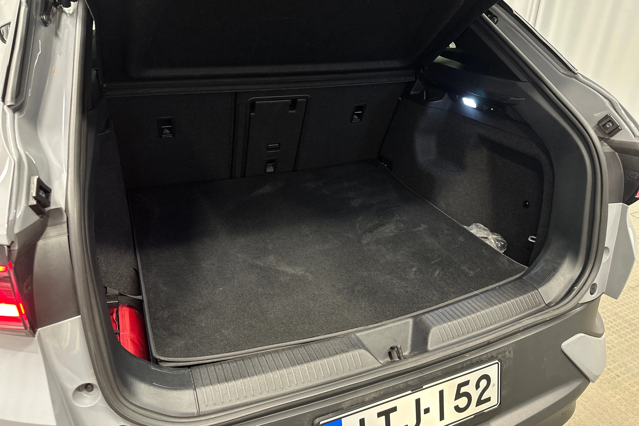 harmaa Volkswagen ID.4 2023 kuva 35.