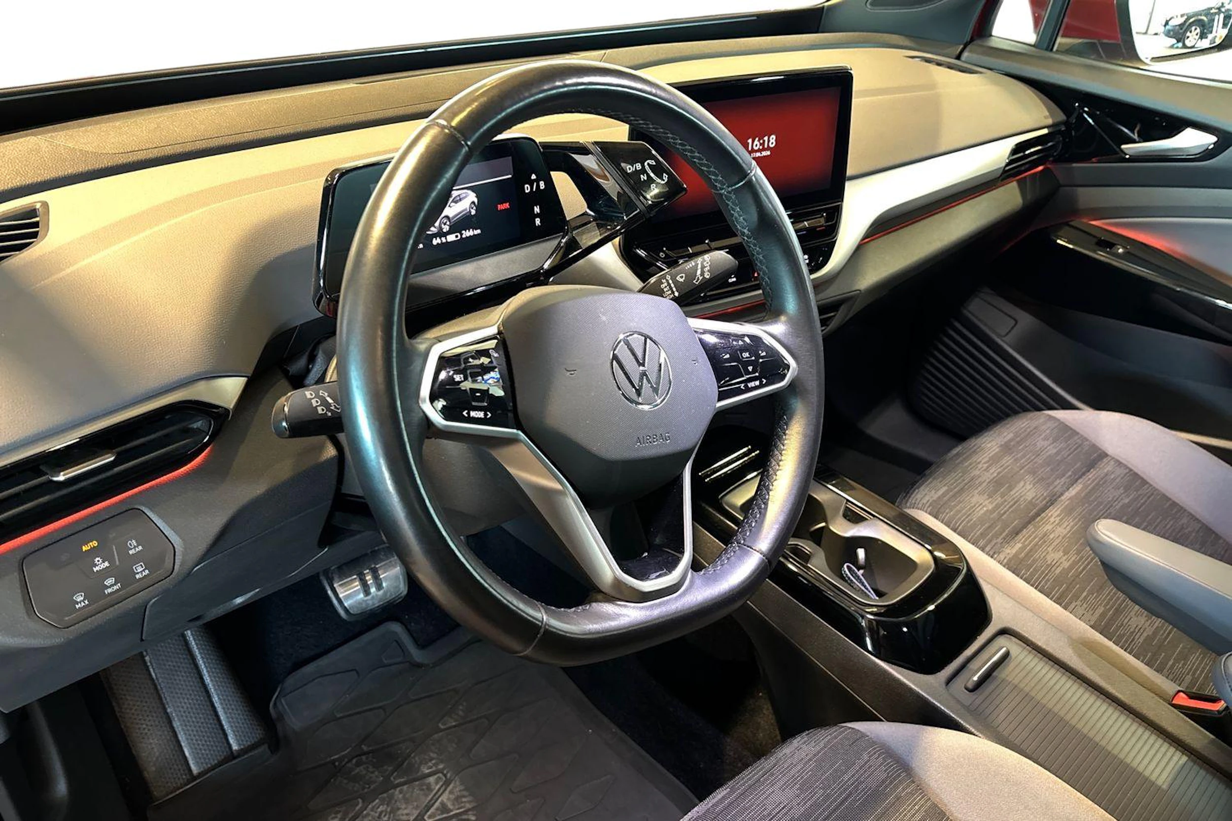 Punainen Volkswagen ID.4 2023 kuva 11.