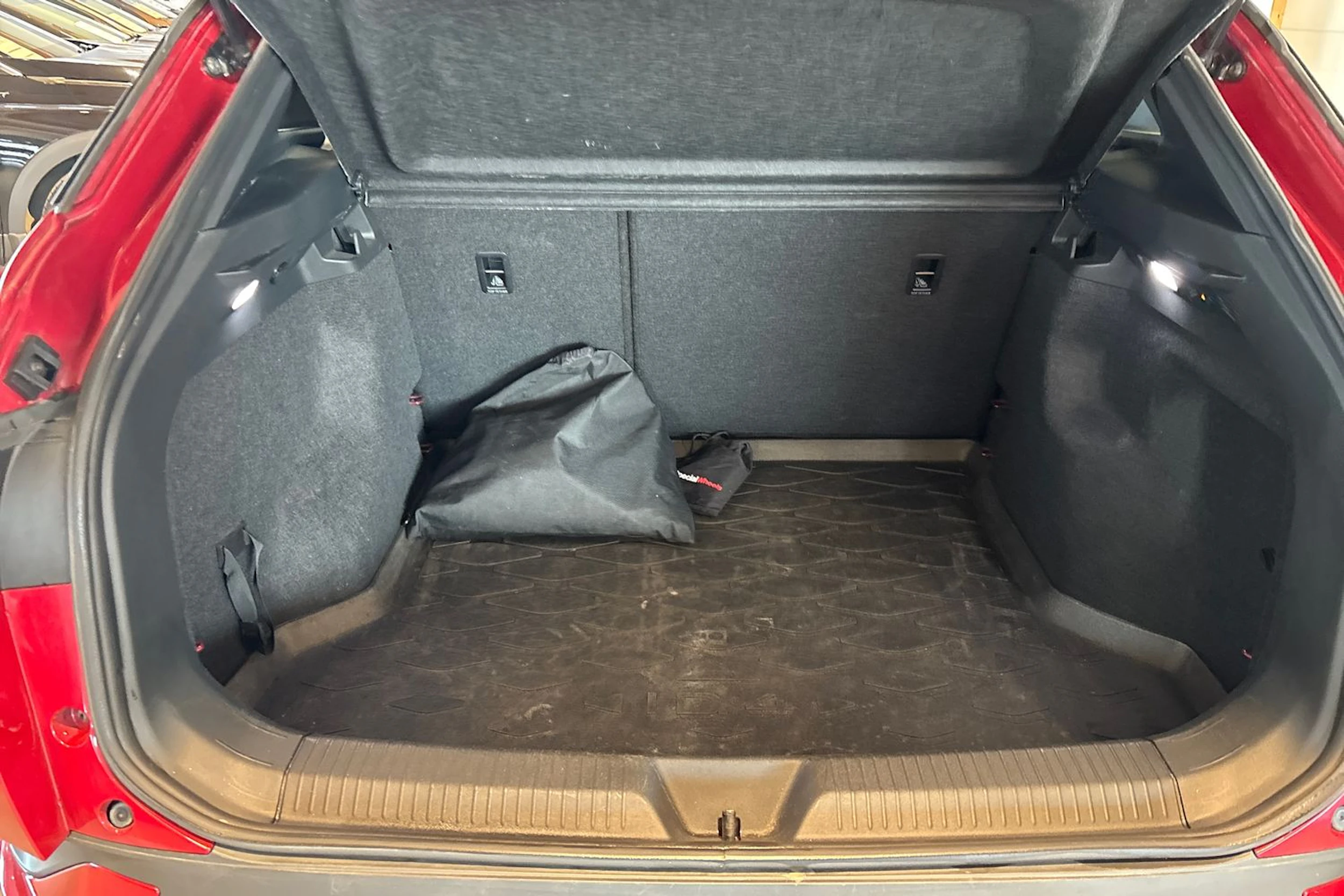 Punainen Volkswagen ID.4 2023 kuva 25.