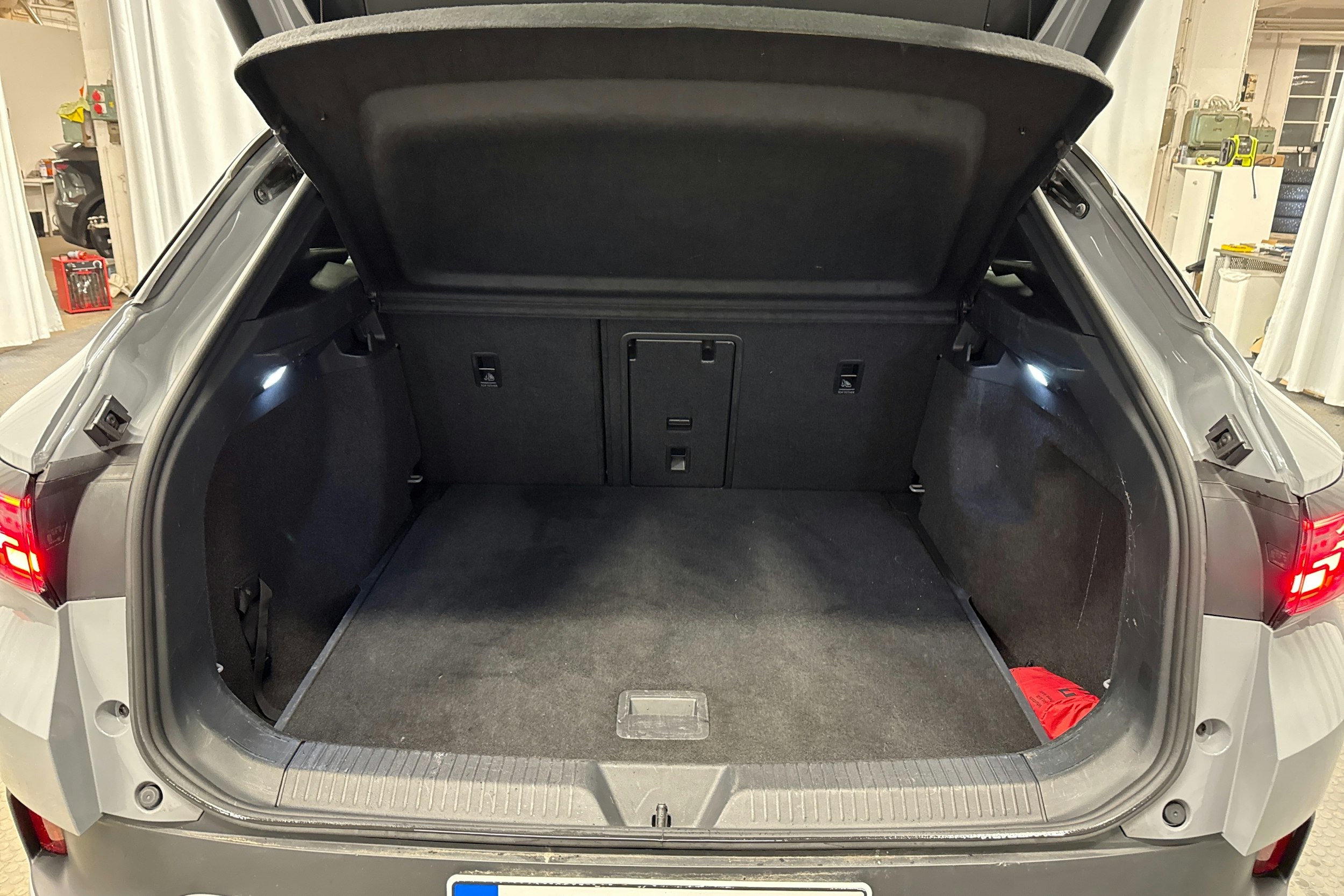 harmaa Volkswagen ID.4 2023 kuva 27.