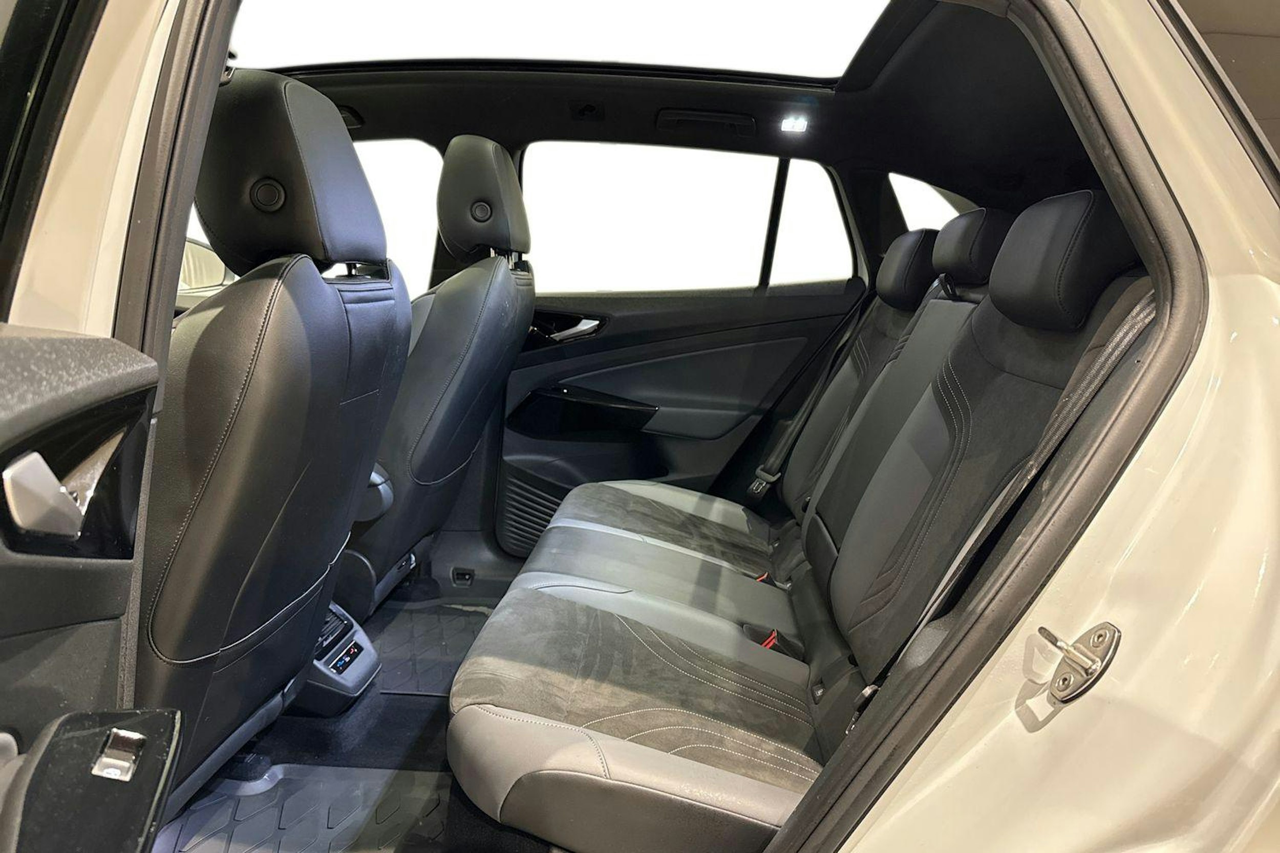 valkoinen Volkswagen ID.4 2023 kuva 10.