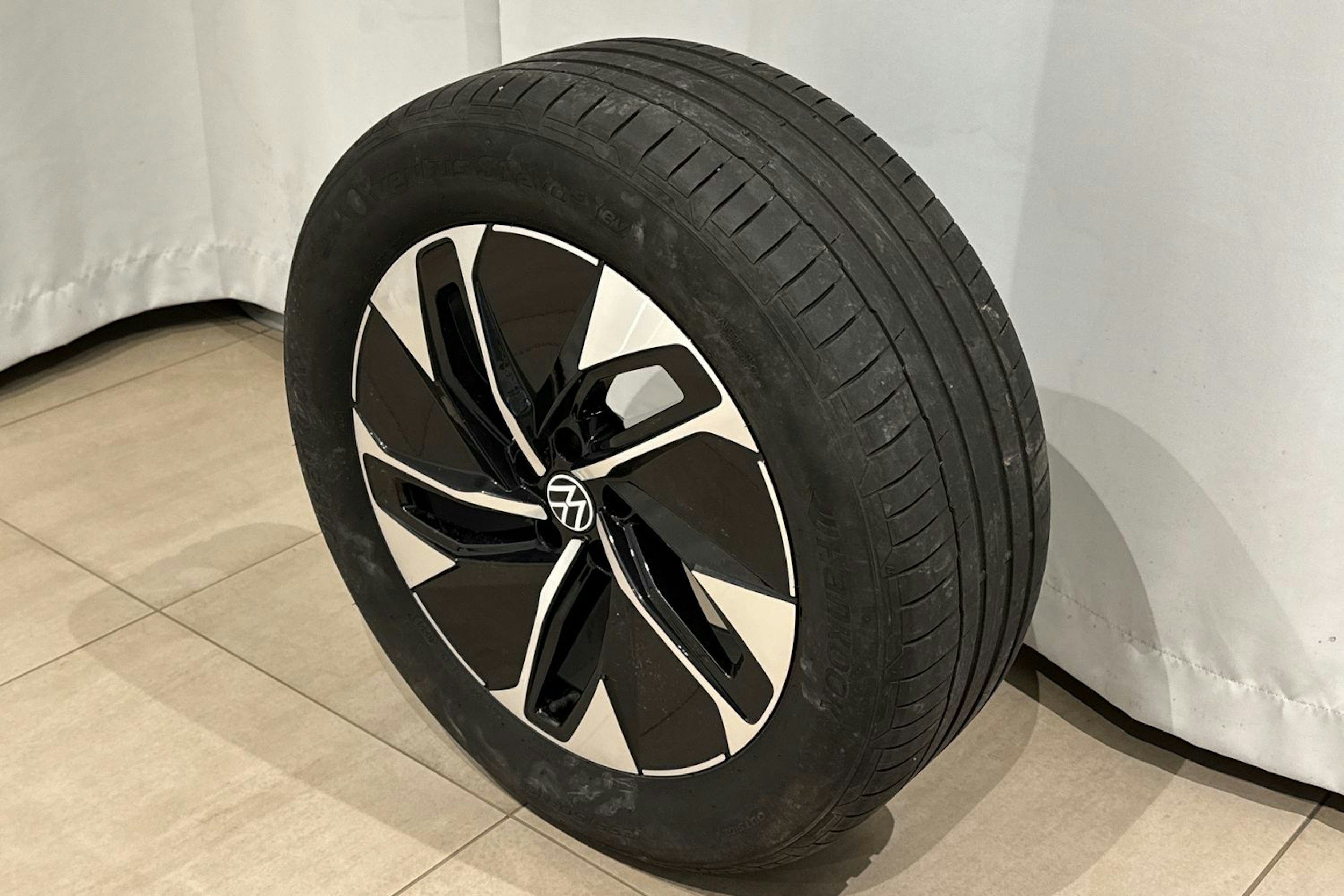 valkoinen Volkswagen ID.4 2023 kuva 14.