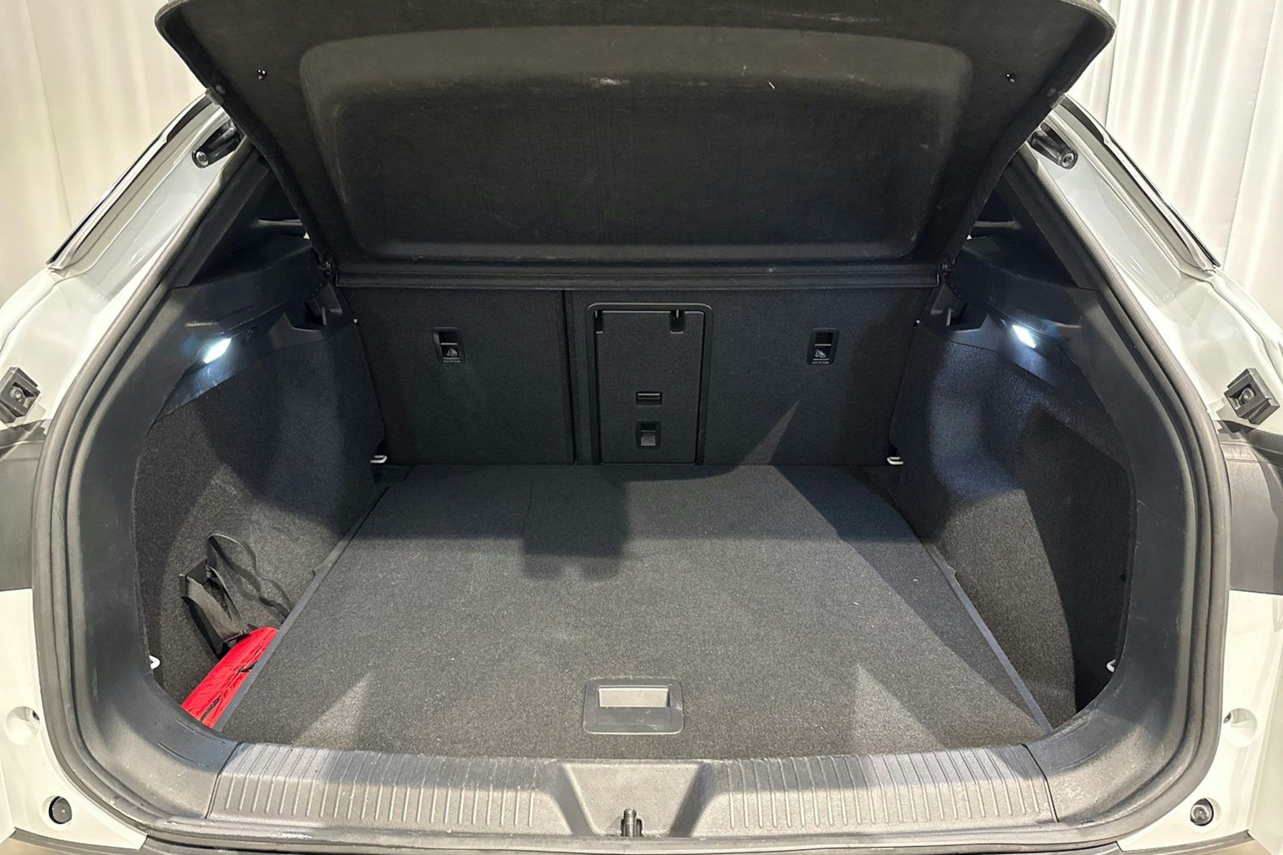 valkoinen Volkswagen ID.4 2023 kuva 16.