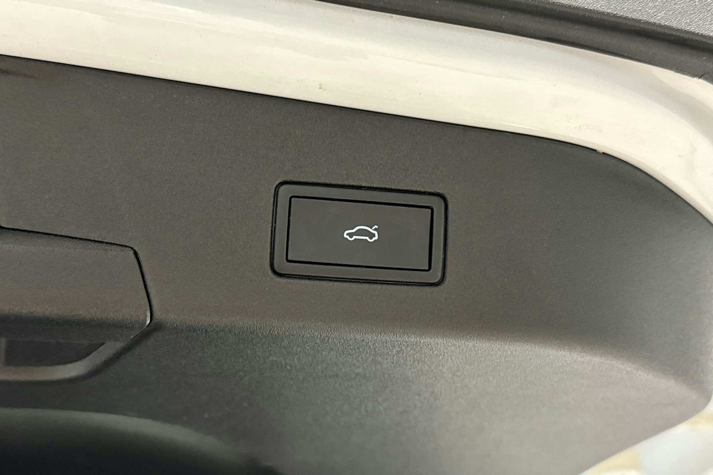 valkoinen Volkswagen ID.4 2023 kuva 17.