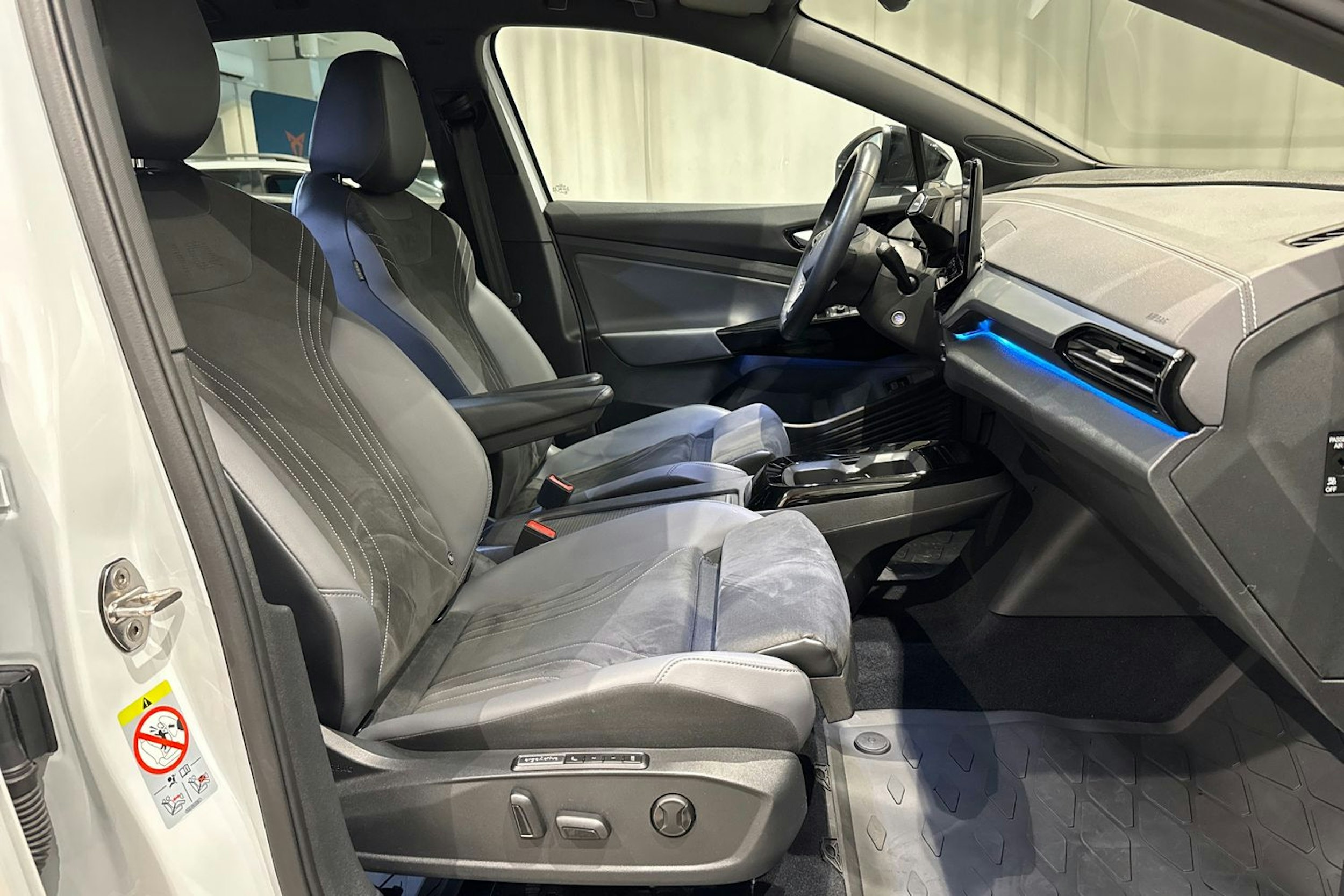 valkoinen Volkswagen ID.4 2023 kuva 18.