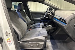 valkoinen Volkswagen ID.4 2023 kuva 18.