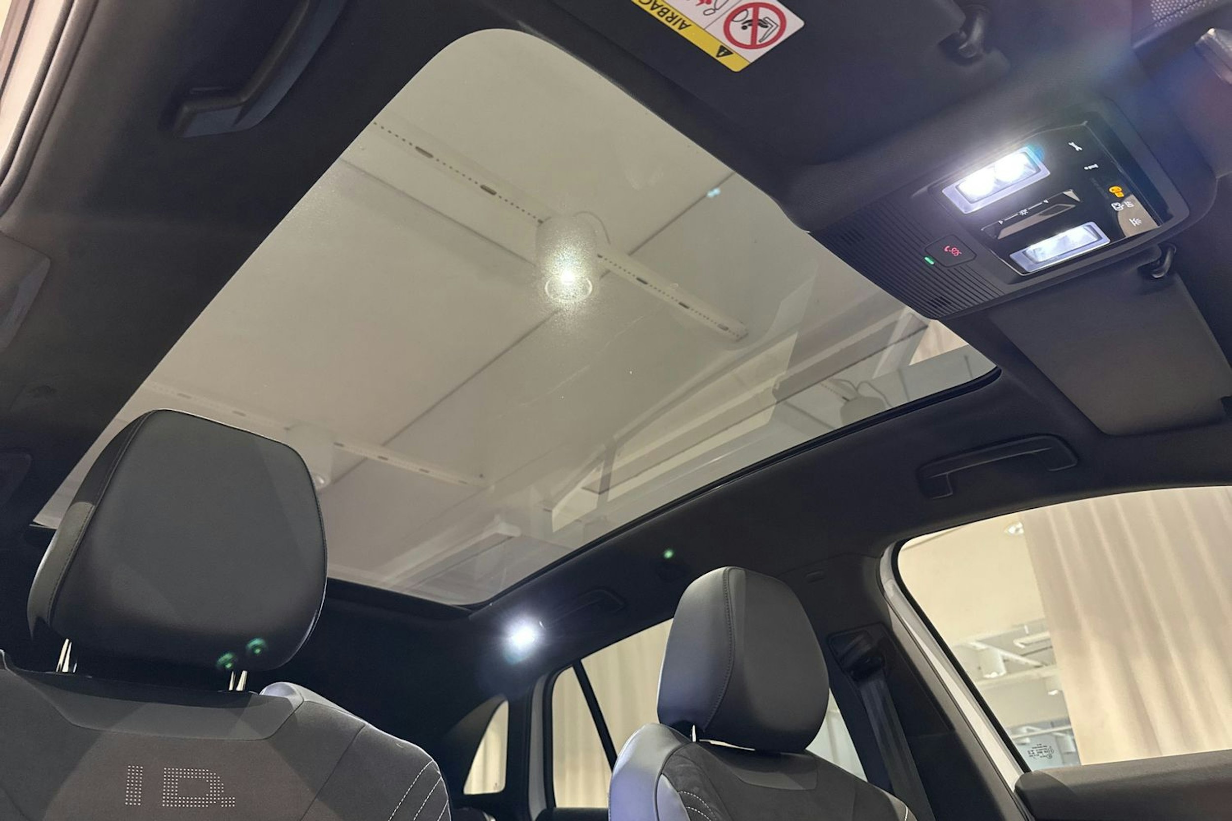 valkoinen Volkswagen ID.4 2023 kuva 20.