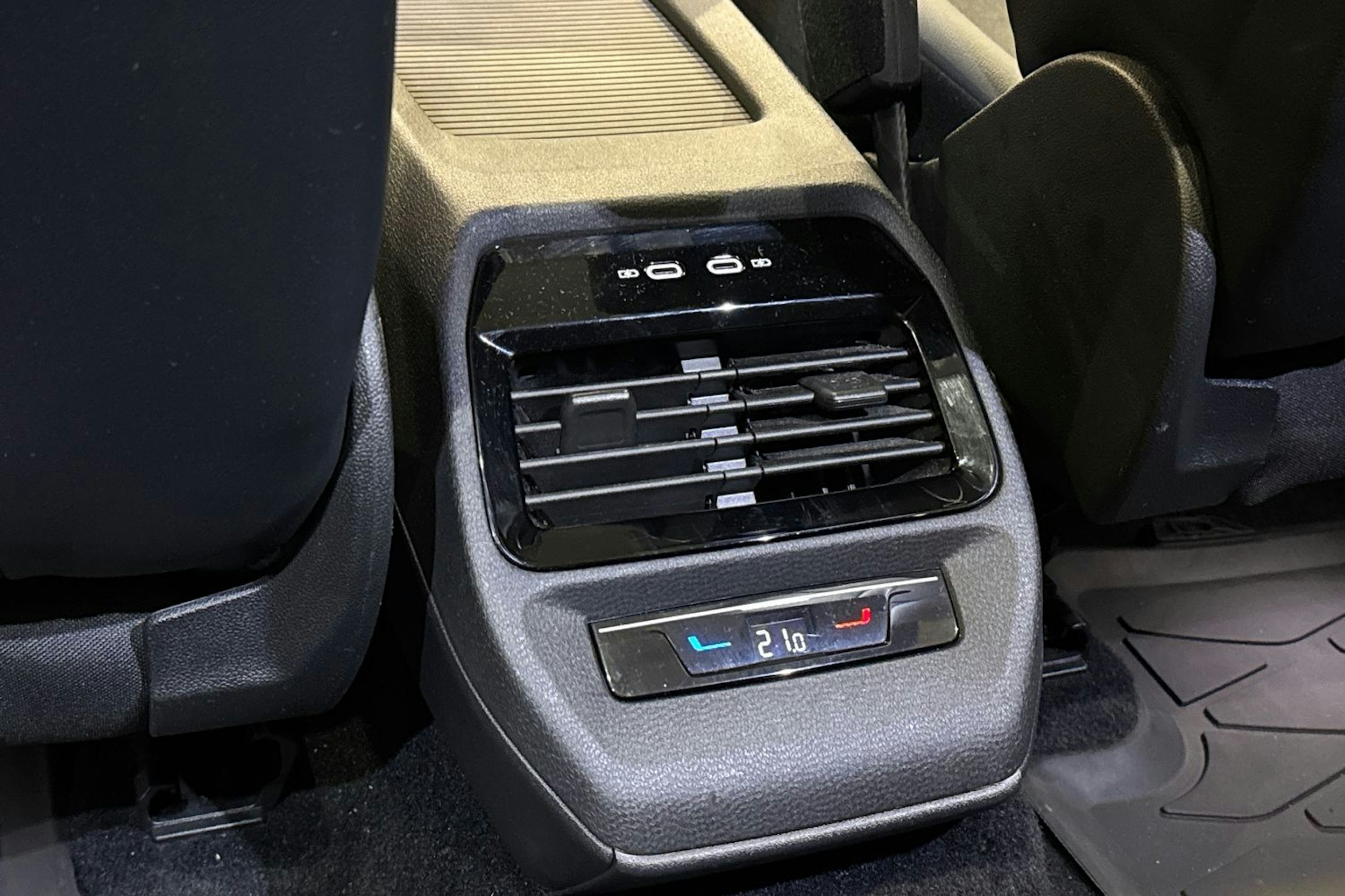 valkoinen Volkswagen ID.4 2023 kuva 21.