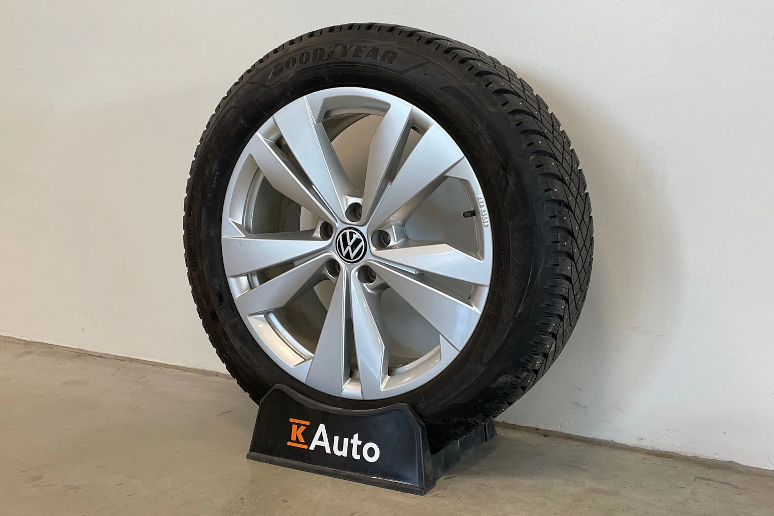 punainen Volkswagen ID.4 2023 kuva 10.