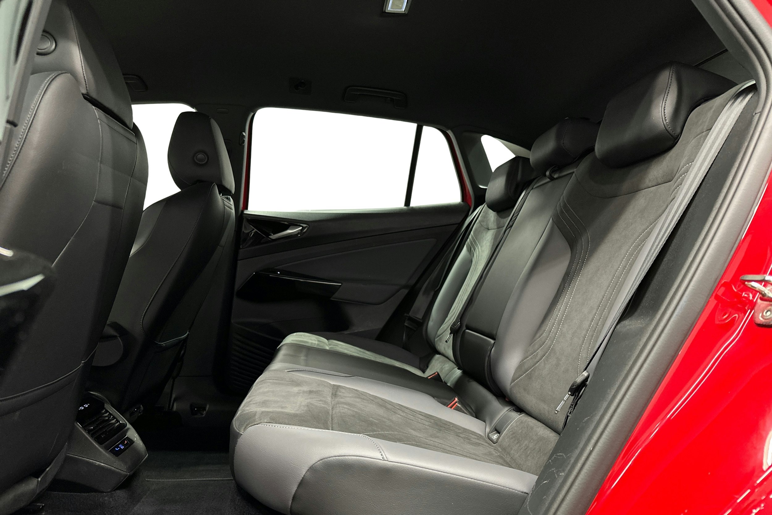 punainen Volkswagen ID.4 2023 kuva 10.