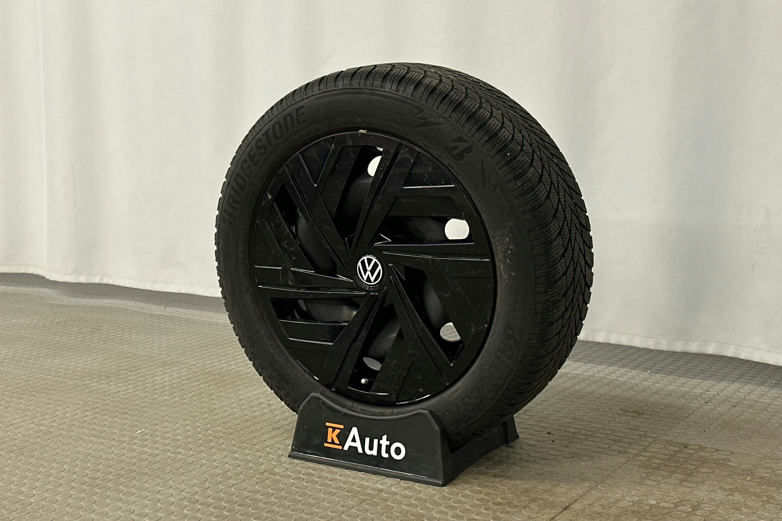 punainen Volkswagen ID.4 2023 kuva 13.