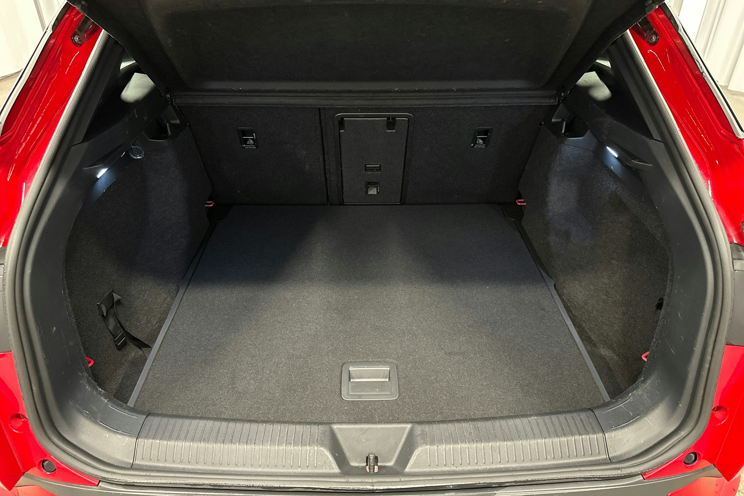punainen Volkswagen ID.4 2023 kuva 14.