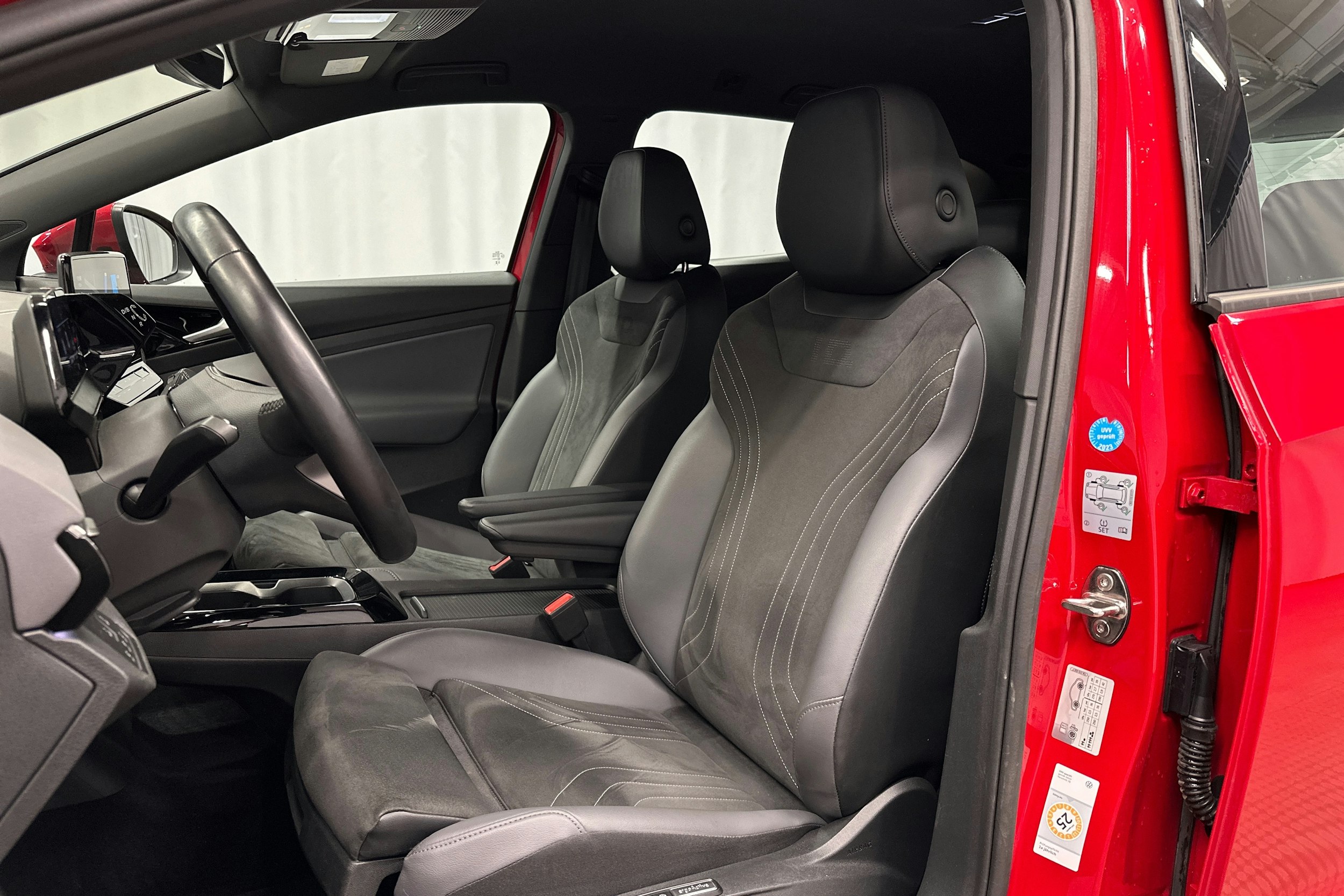 punainen Volkswagen ID.4 2023 kuva 17.