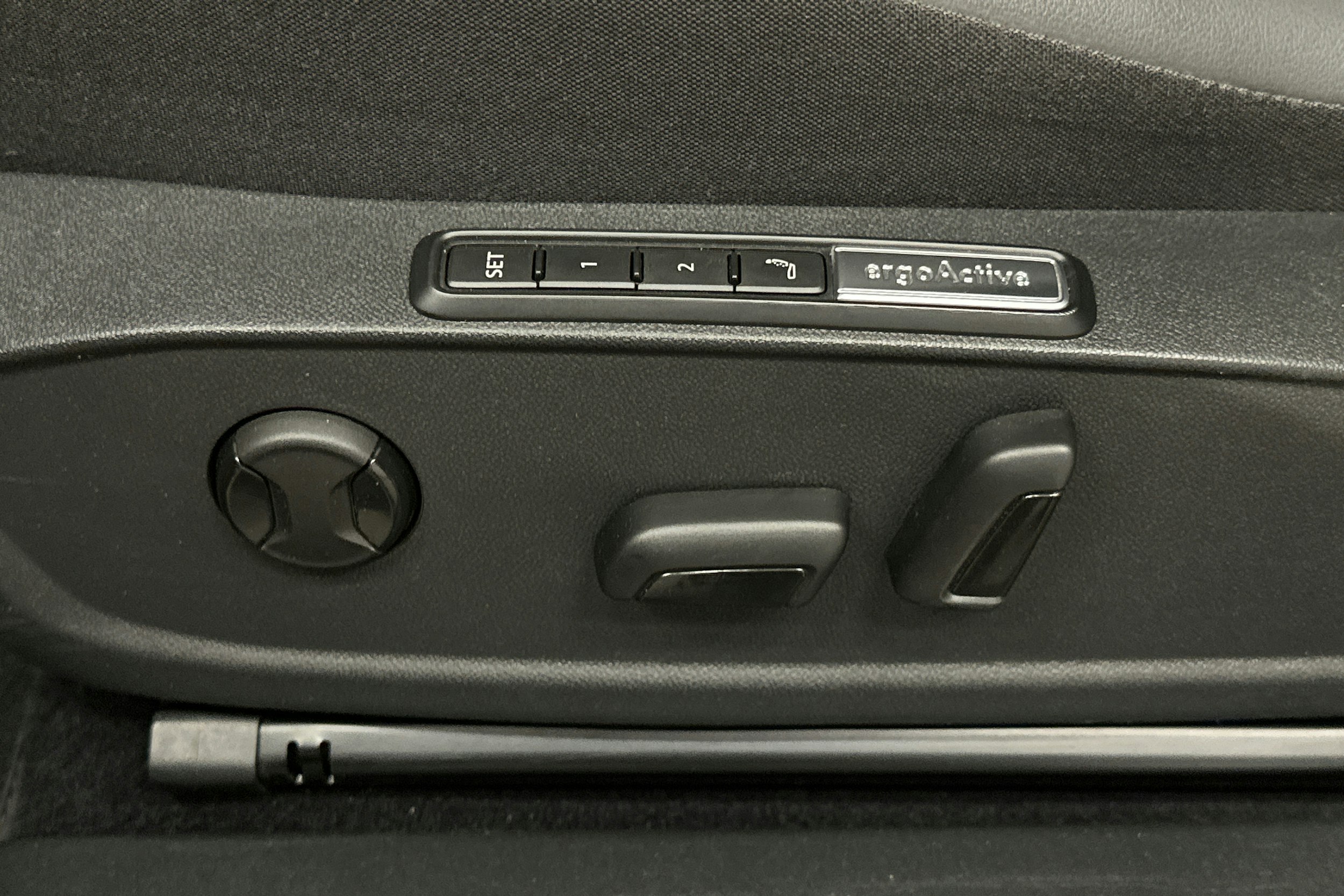 punainen Volkswagen ID.4 2023 kuva 18.